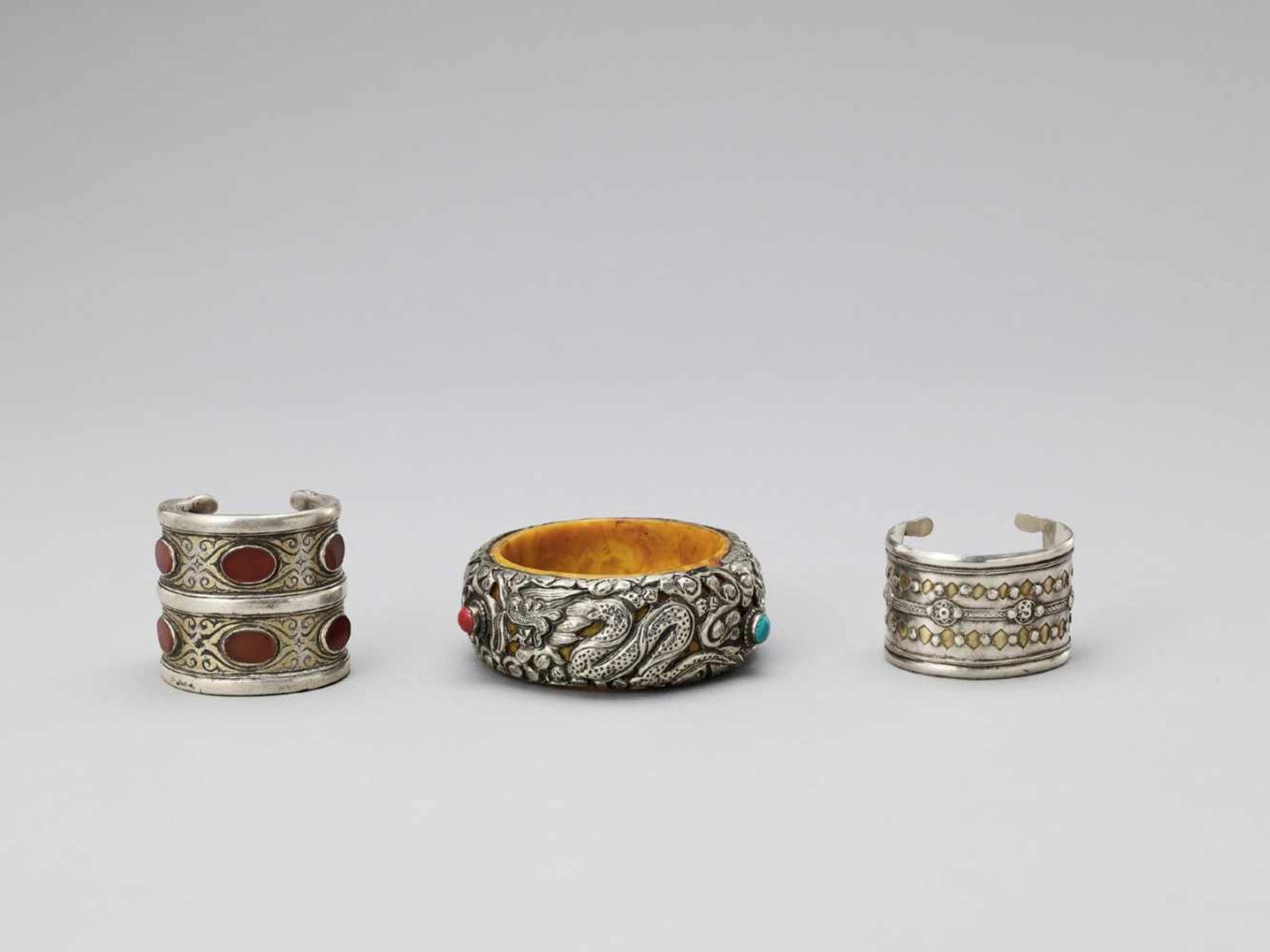 THREE PARCEL-GILT AND GEMSTONE-INLAID SILVER BANGLES, LATE 19TH TO EARLY 20TH CENTURY - Bild 4 aus 5
