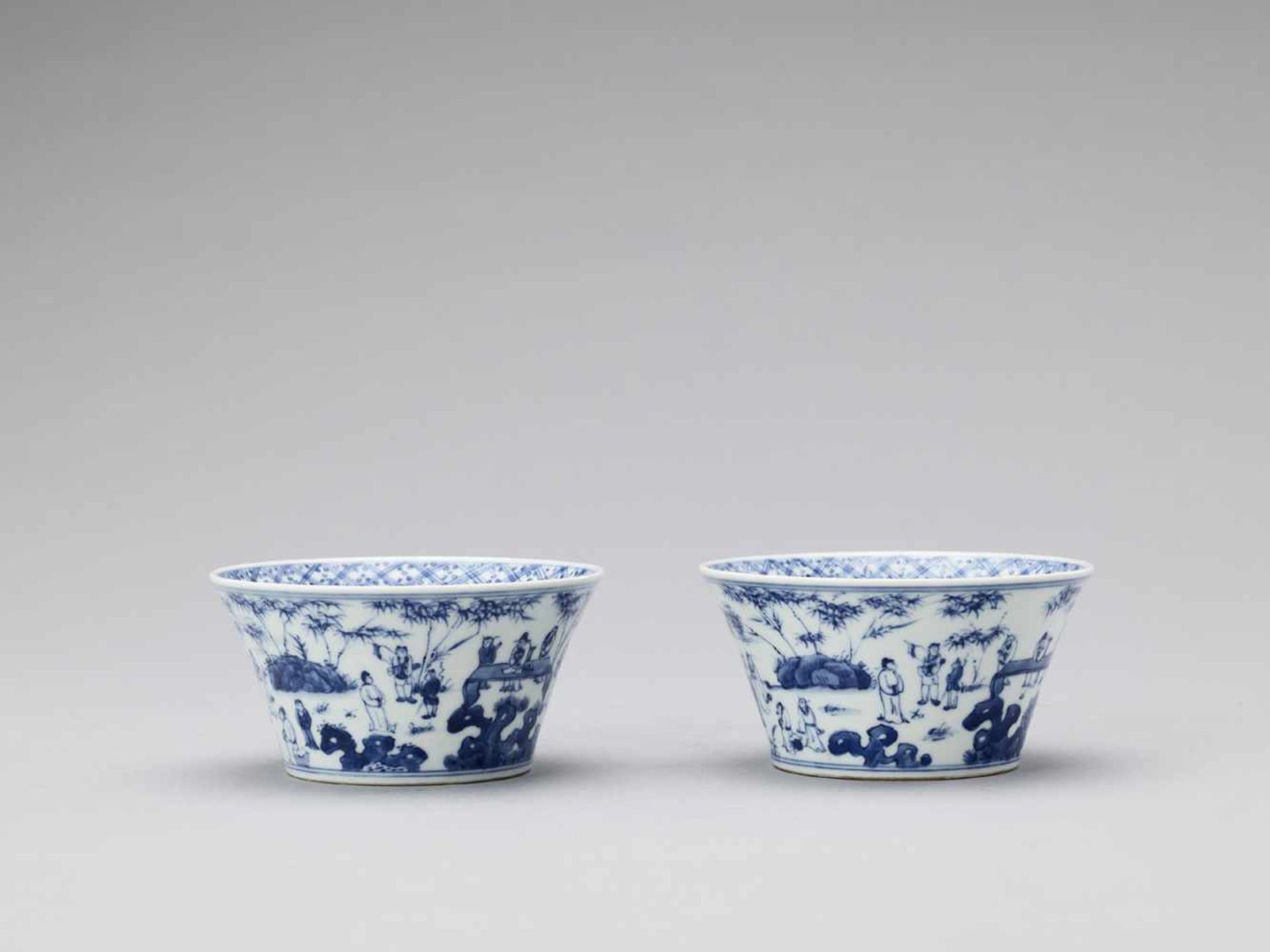 A PAIR OF BLUE AND WHITE PORCELAIN CUPS, REPUBLIC - Image 4 of 8