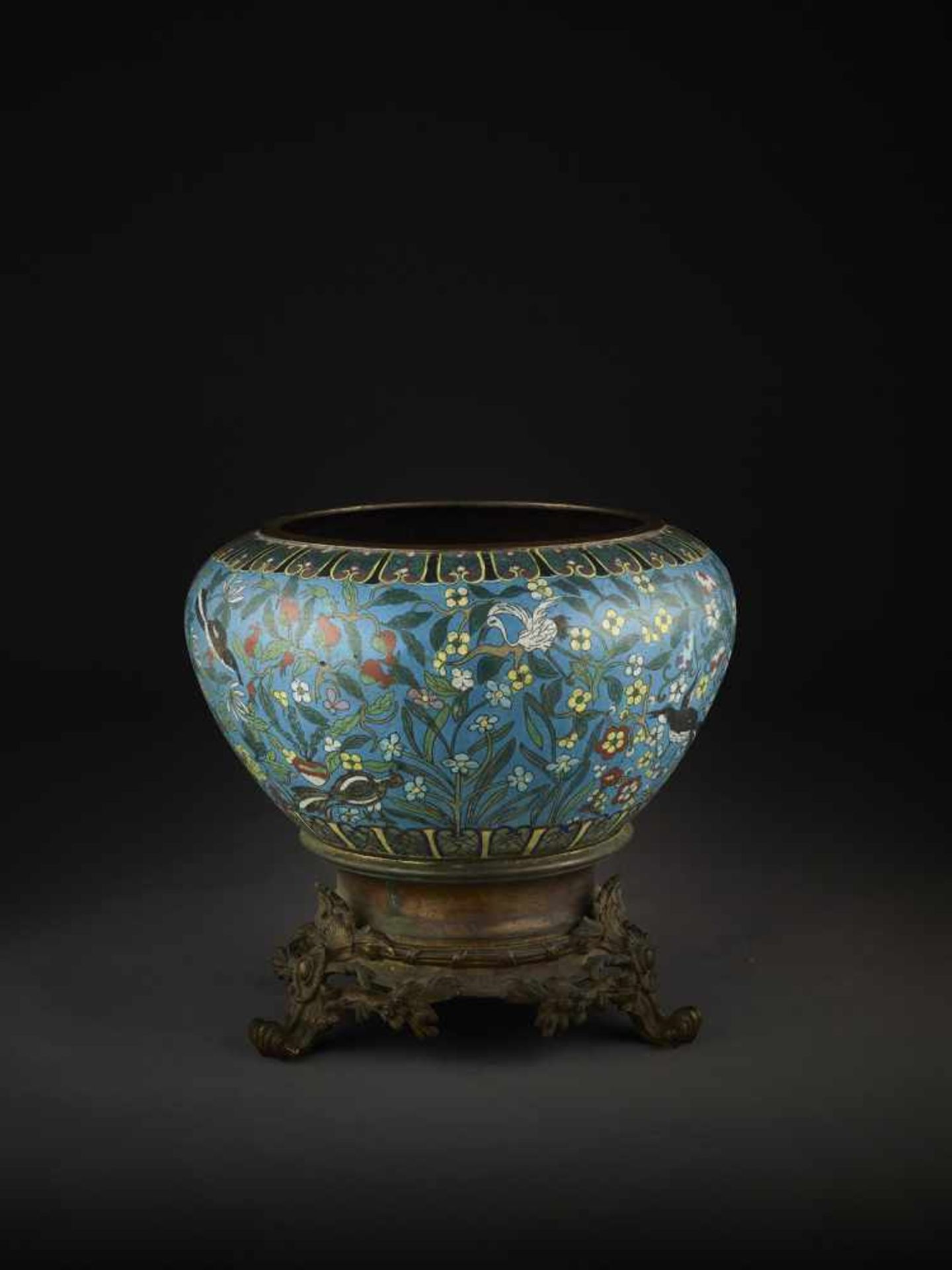 A LARGE CLOISONNÉ JARDINIÈRE, QING <b - Bild 6 aus 8