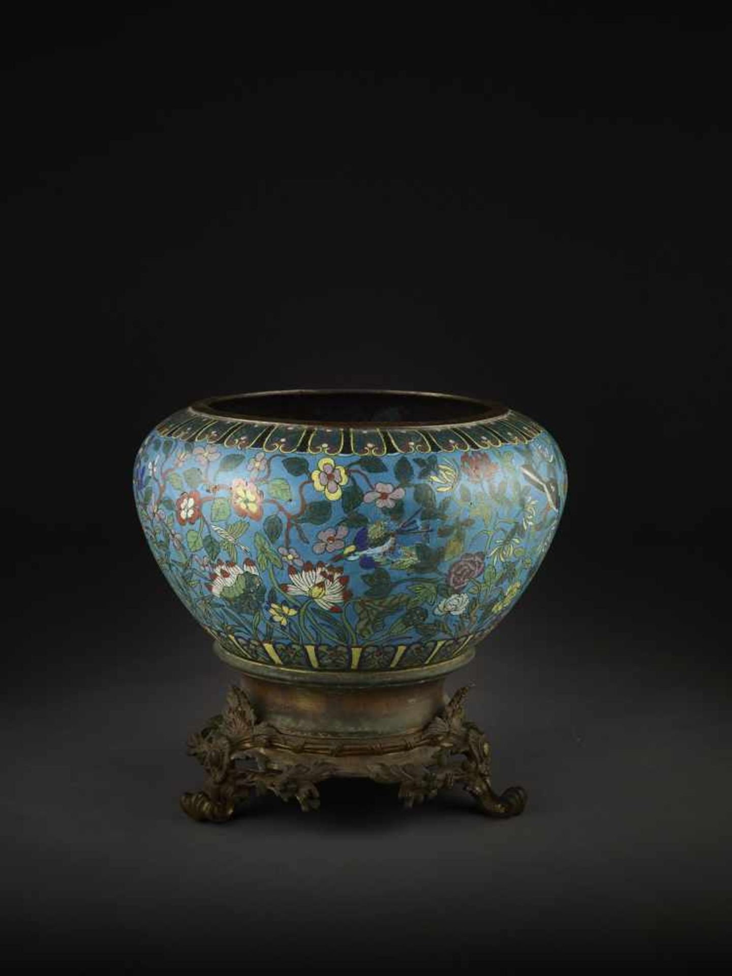 A LARGE CLOISONNÉ JARDINIÈRE, QING <b - Bild 4 aus 8