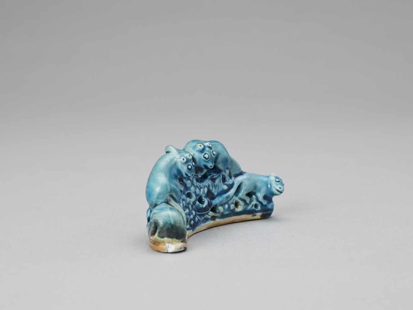 A ‘SQUIRRELS AND GRAPES’ PORCELAIN BRUSH REST, KANGXI <br - Image 5 of 7