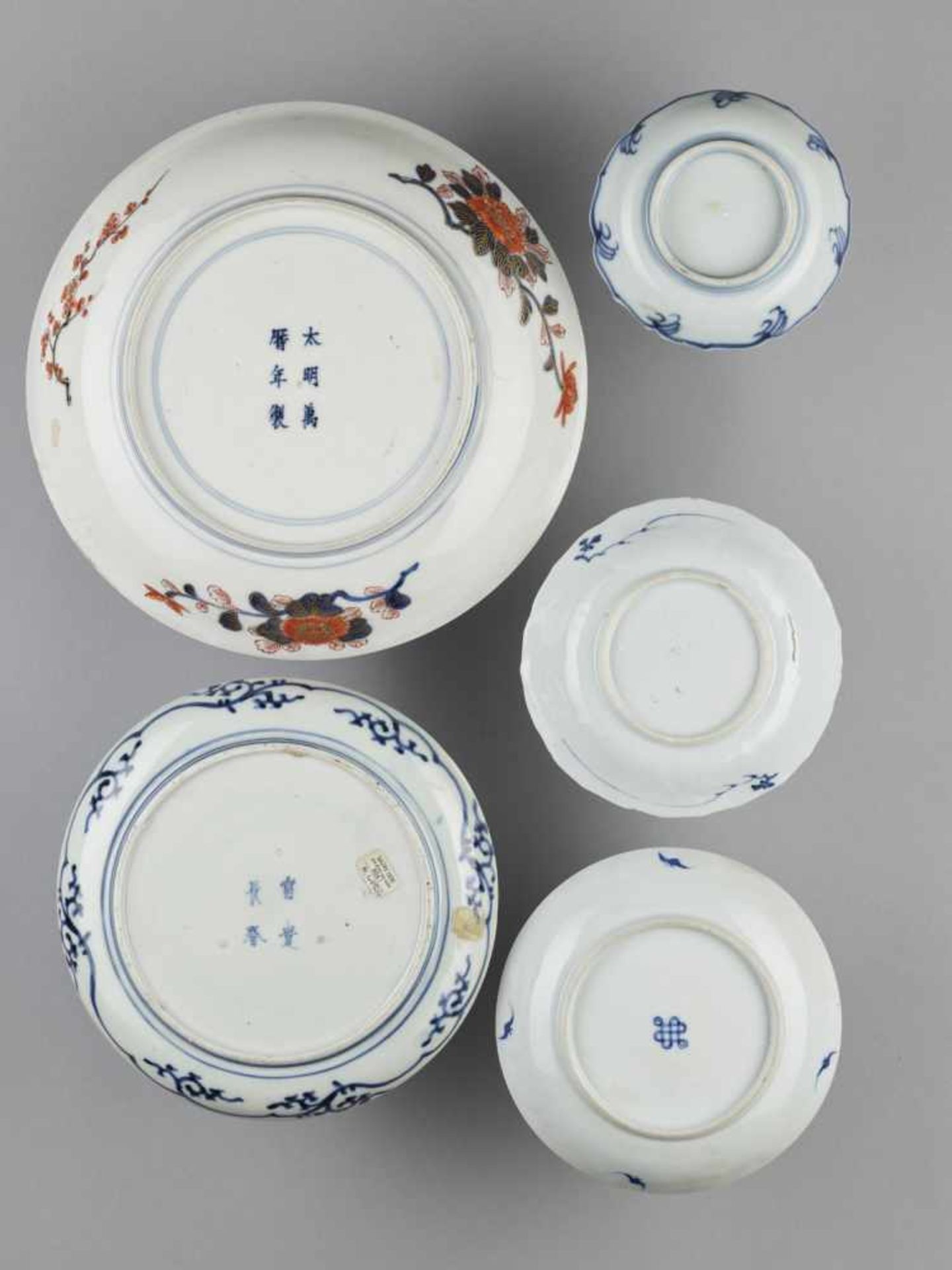 A GROUP OF 13 PORCELAIN PLATES - Bild 5 aus 9