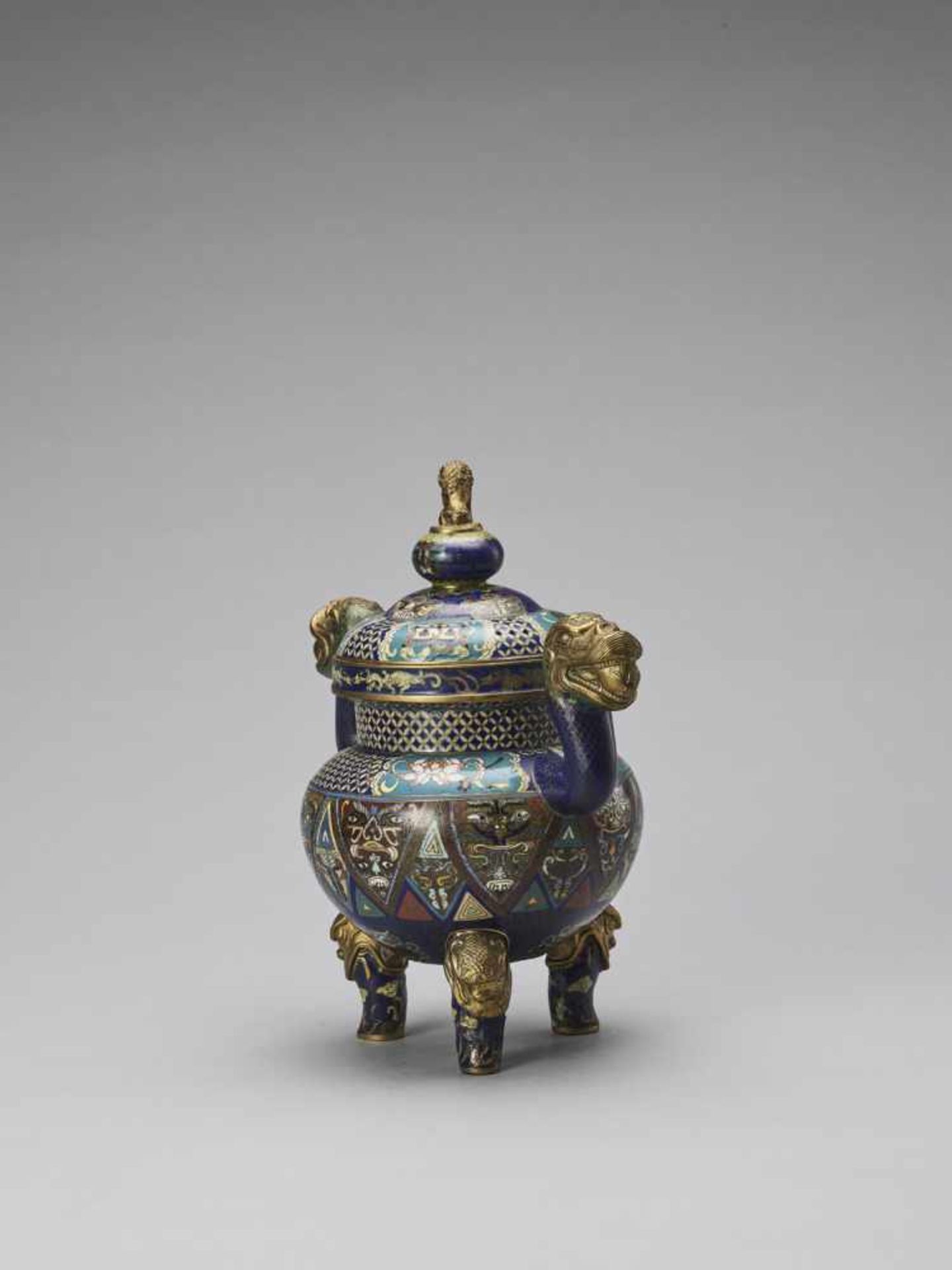 A CLOISONNÉ TRIPOD CENSER AND COVER, LATE QING < - Bild 5 aus 8