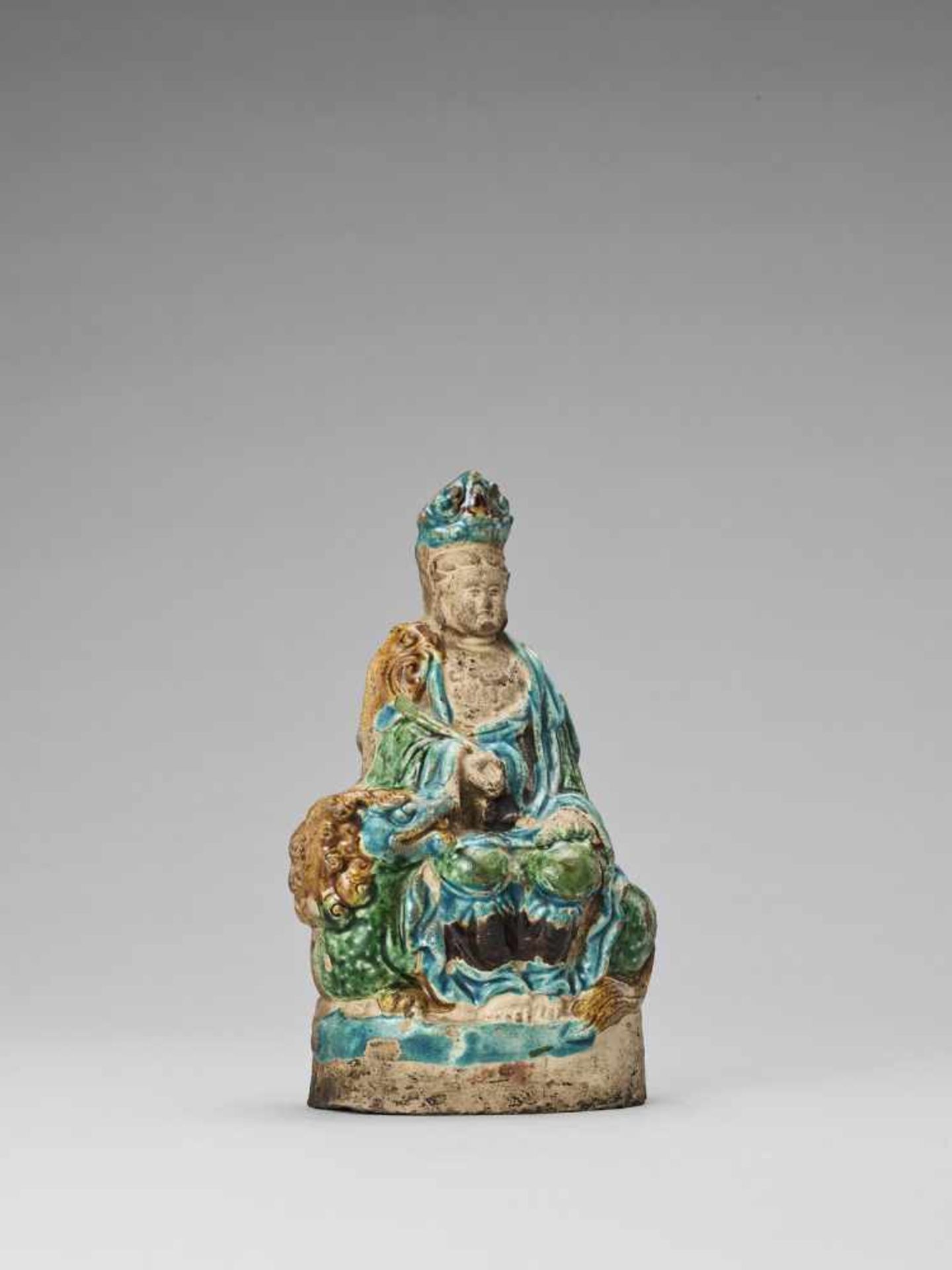 A FAHUA GLAZED POTTERY FIGURE OF GUANYIN, 17th CENTURY - Bild 5 aus 6