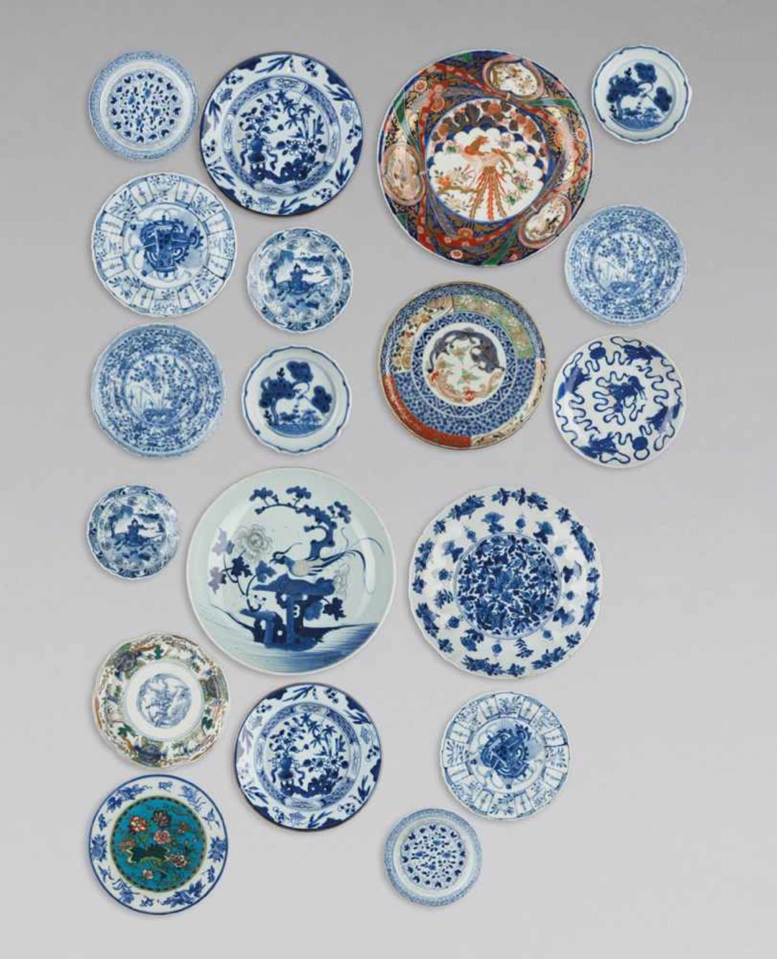 A GROUP OF 13 PORCELAIN PLATES