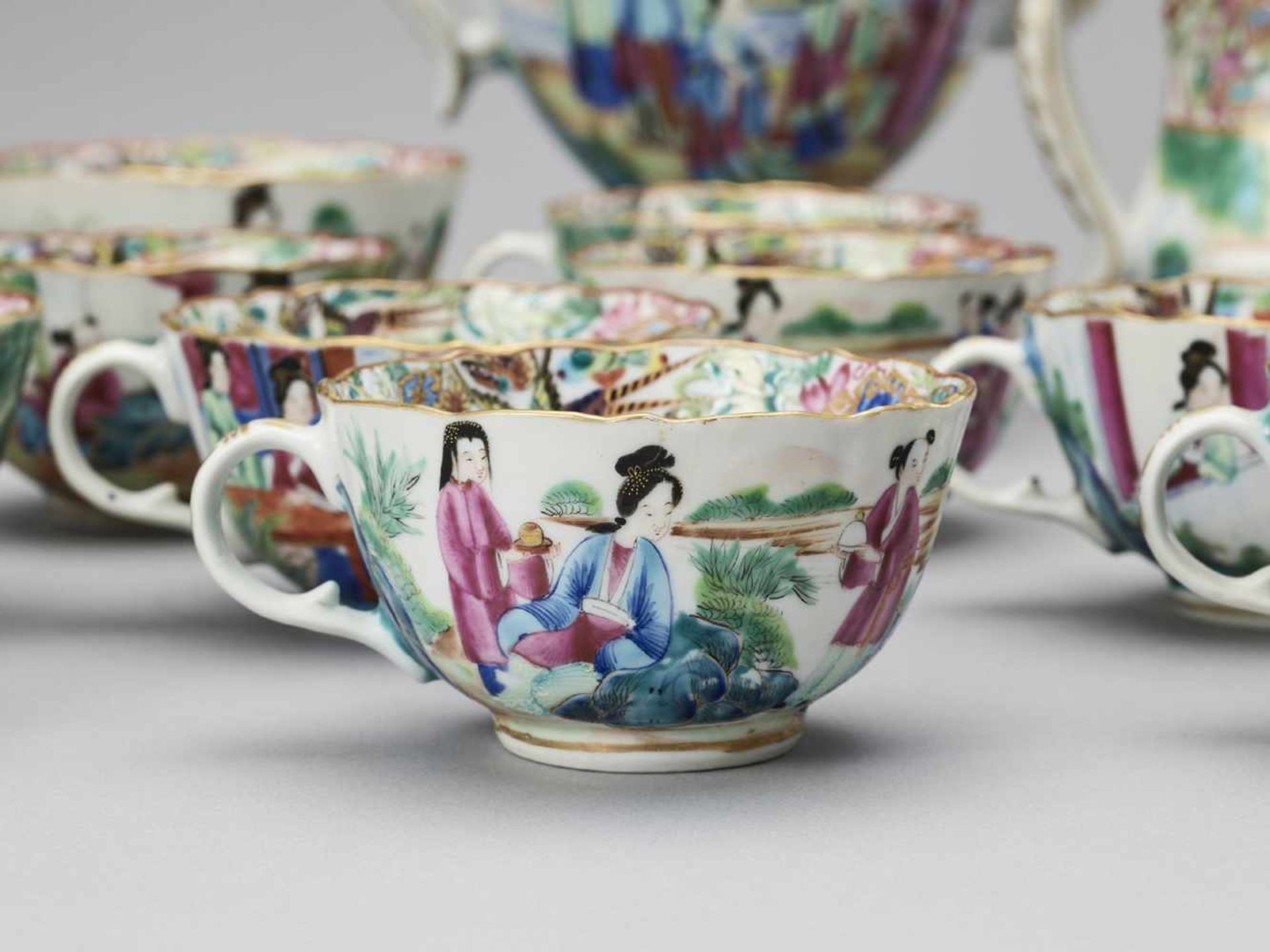 A CANTON EXPORT FAMILLE ROSE AND GILT PORCELAIN TEA SERVICE, QING - Bild 4 aus 16