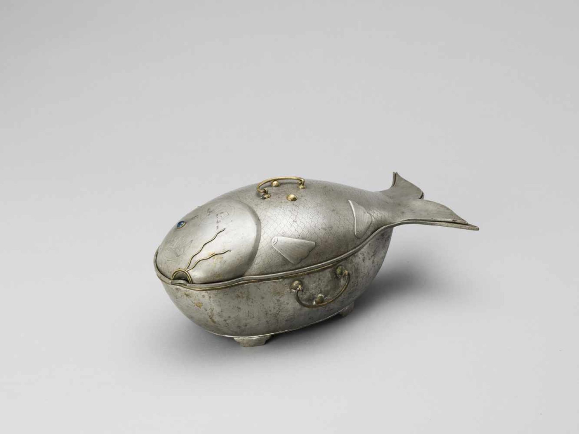 A LIDDED ‘CARP’ TUREEN, QING <br - Bild 2 aus 11