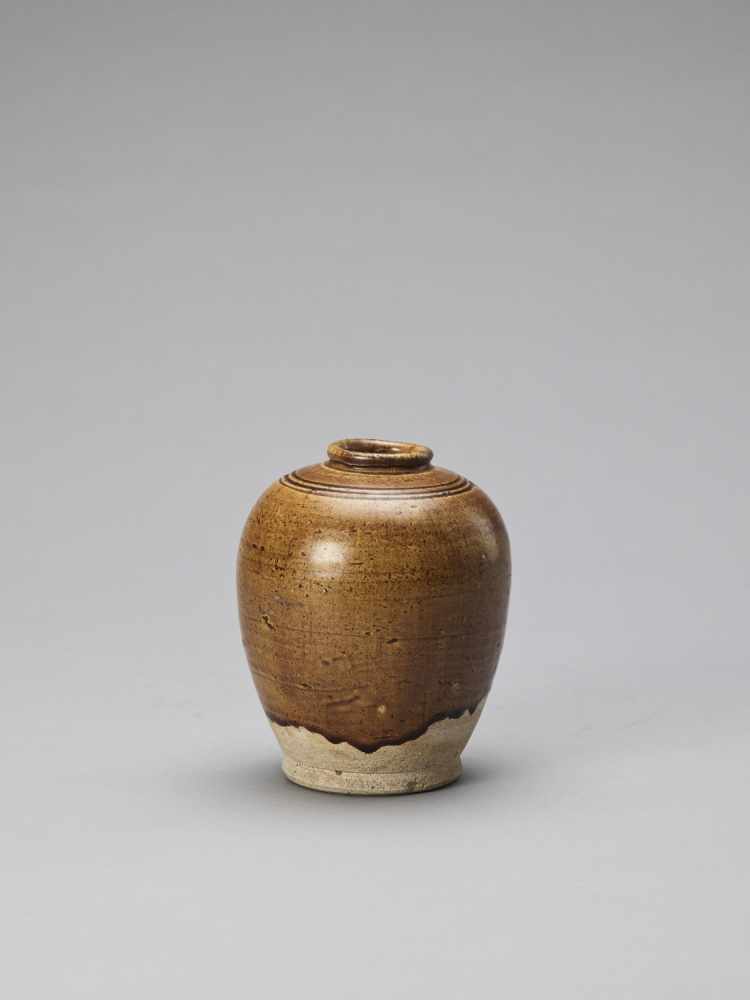 AN OCHRE BROWN-GLAZED POTTERY JAR, TANG - Image 2 of 6