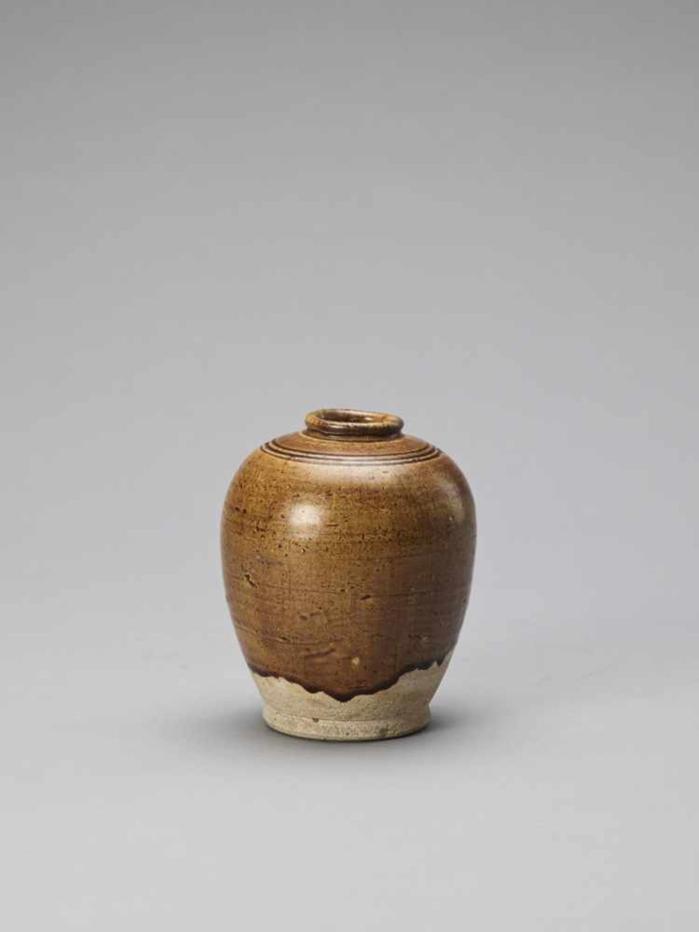 AN OCHRE BROWN-GLAZED POTTERY JAR, TANG - Bild 2 aus 6