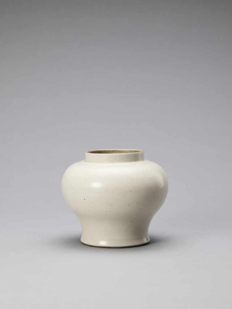 A WHITE GLAZED DEHUA PORCELAIN JAR, MING