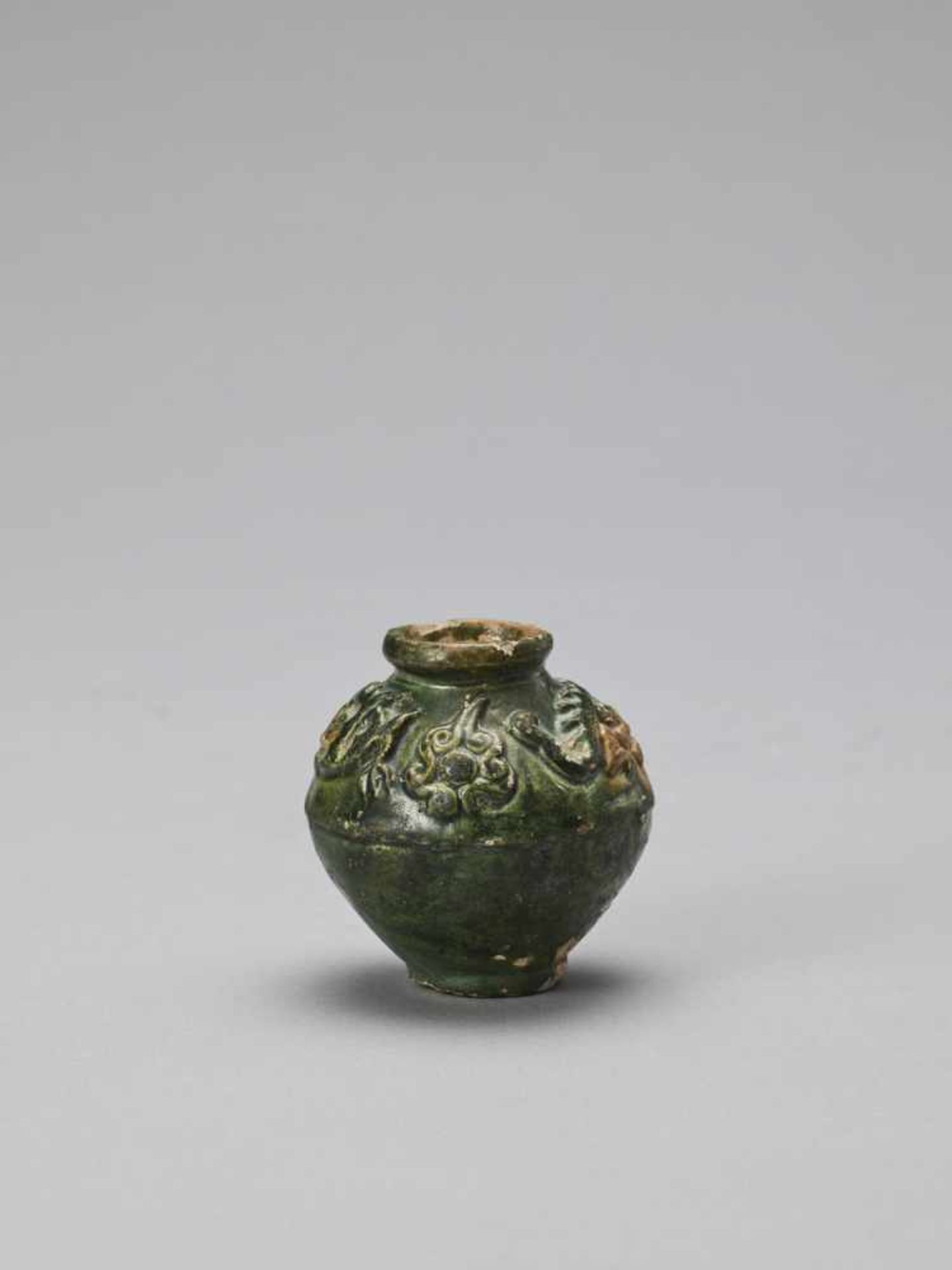 AN EMERALD GREEN-GLAZED CERAMIC MINIATURE URN, TANG