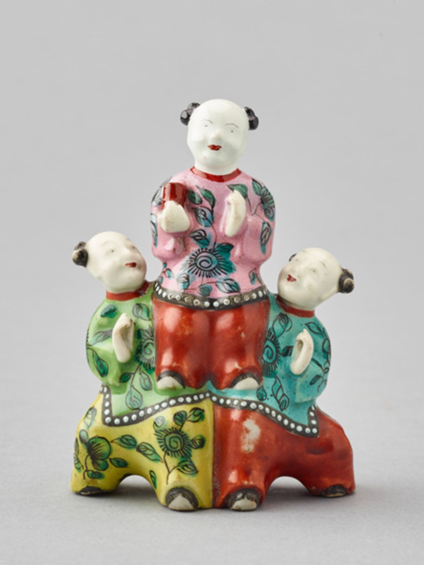 A DELICATE FAMILLE ROSE PORCELAIN GROUP OF CHILDREN, QING