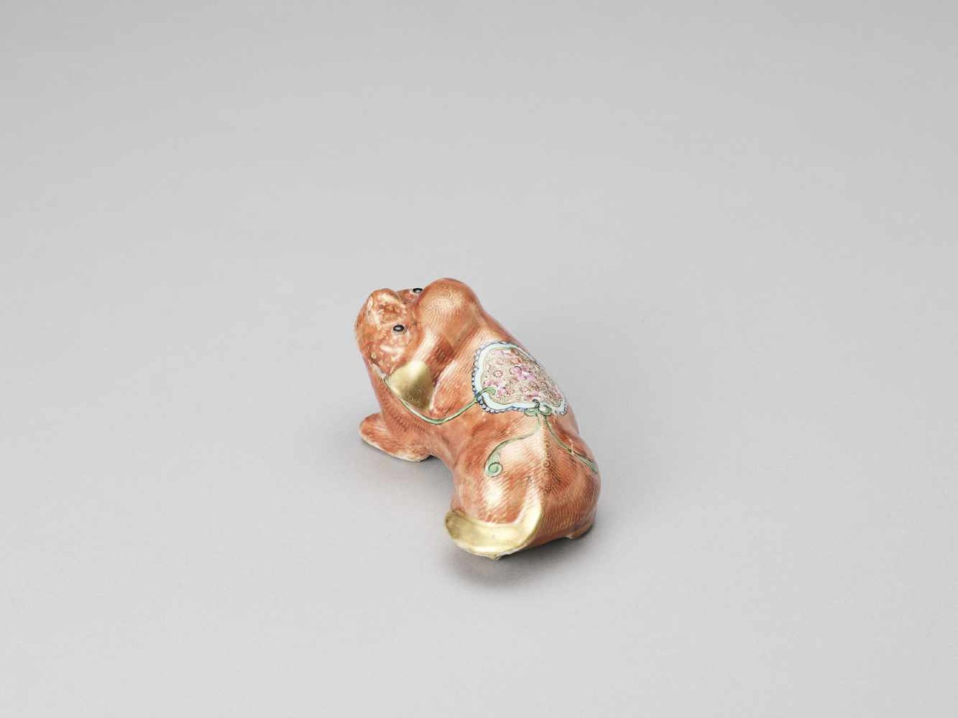 A FAMILLE ROSE PORCELAIN DOG, QING - Bild 3 aus 7