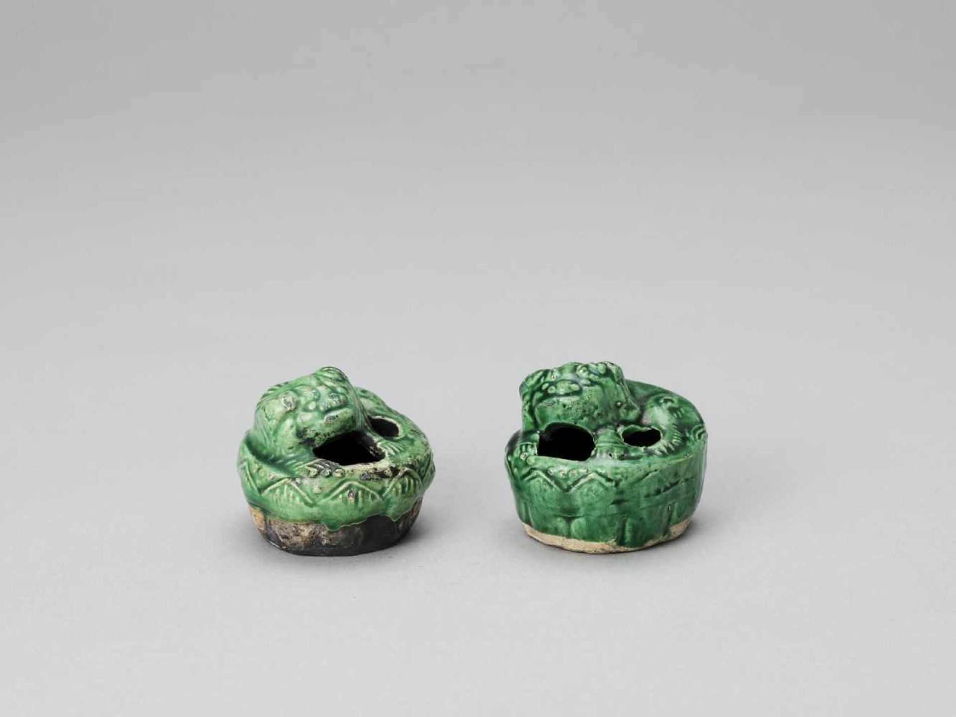 A PAIR OF EMERALD GREEN GLAZED POTTERY BUDDHIST LION WATER DROPPERS, KANGXI - Bild 2 aus 9