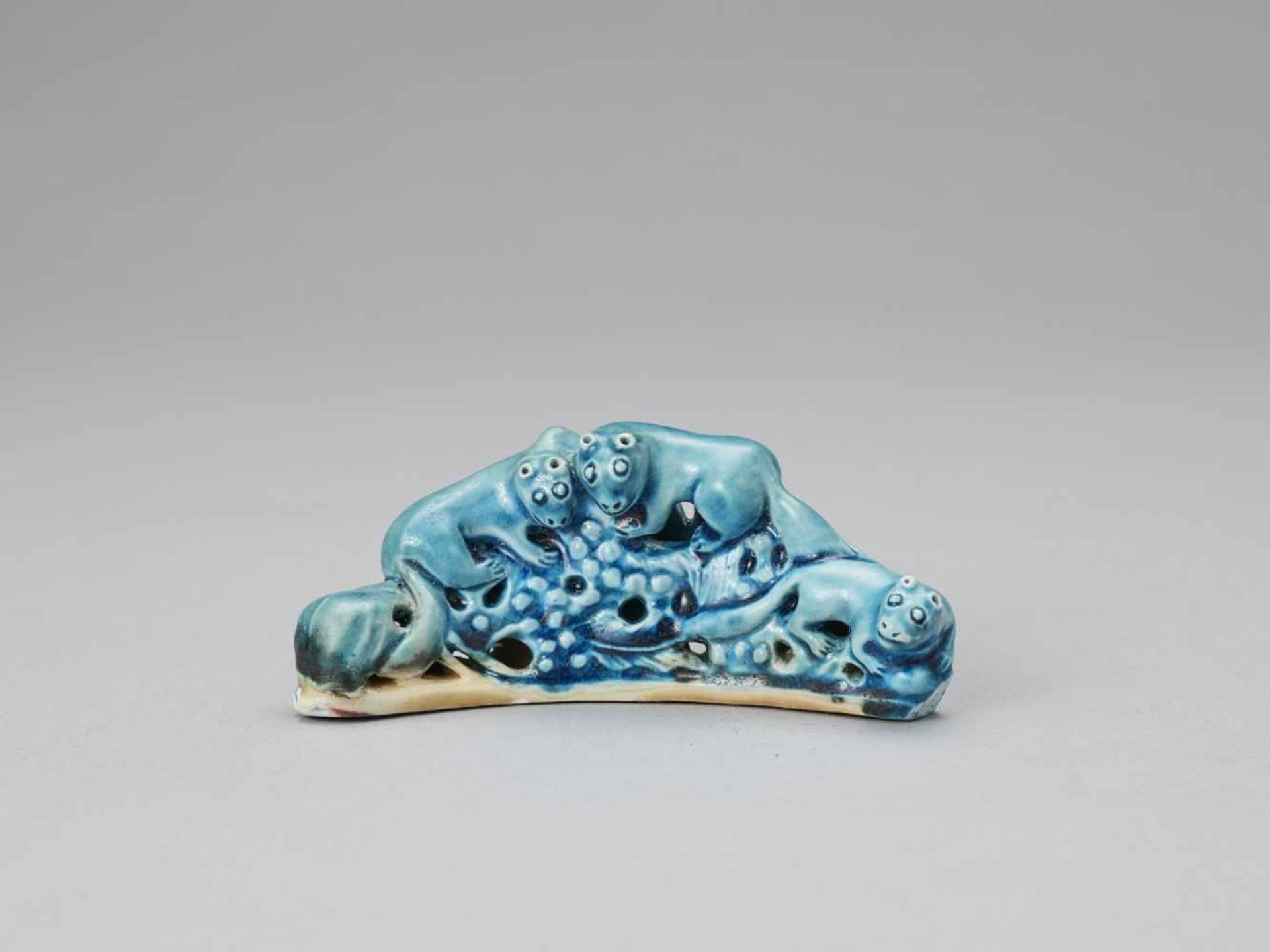 A ‘SQUIRRELS AND GRAPES’ PORCELAIN BRUSH REST, KANGXI <br