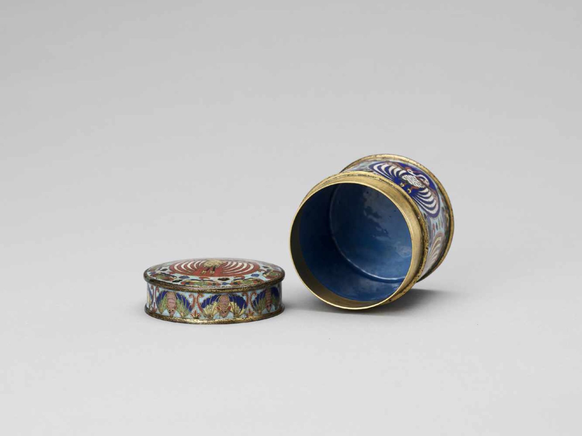 A CLOISONNÉ AND GILT ENAMEL CYLINDRICAL BOX AND COVER, QING < - Bild 6 aus 7