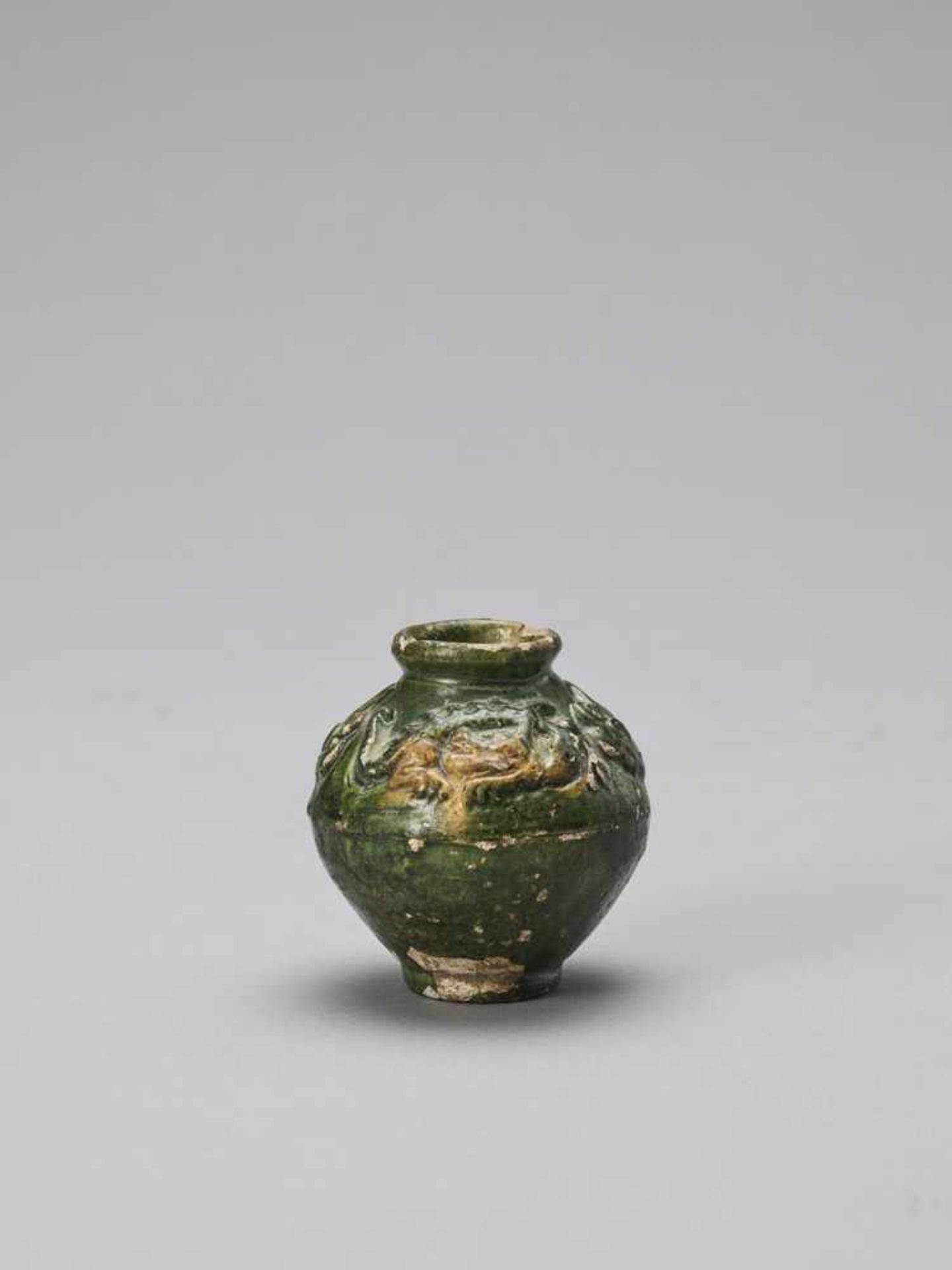 AN EMERALD GREEN-GLAZED CERAMIC MINIATURE URN, TANG - Bild 2 aus 6