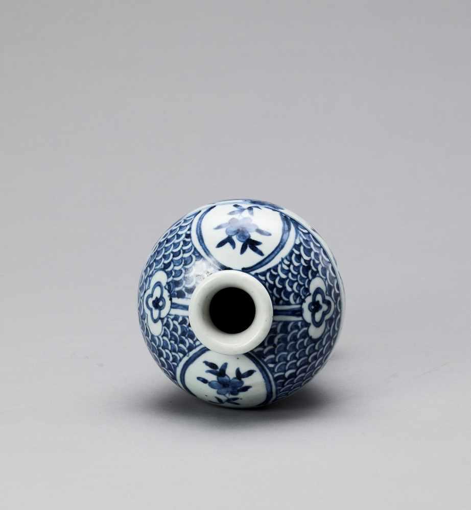A BLUE AND WHITE GLAZED PORCELAIN MEIPING VASE, LATE MING - Image 5 of 6