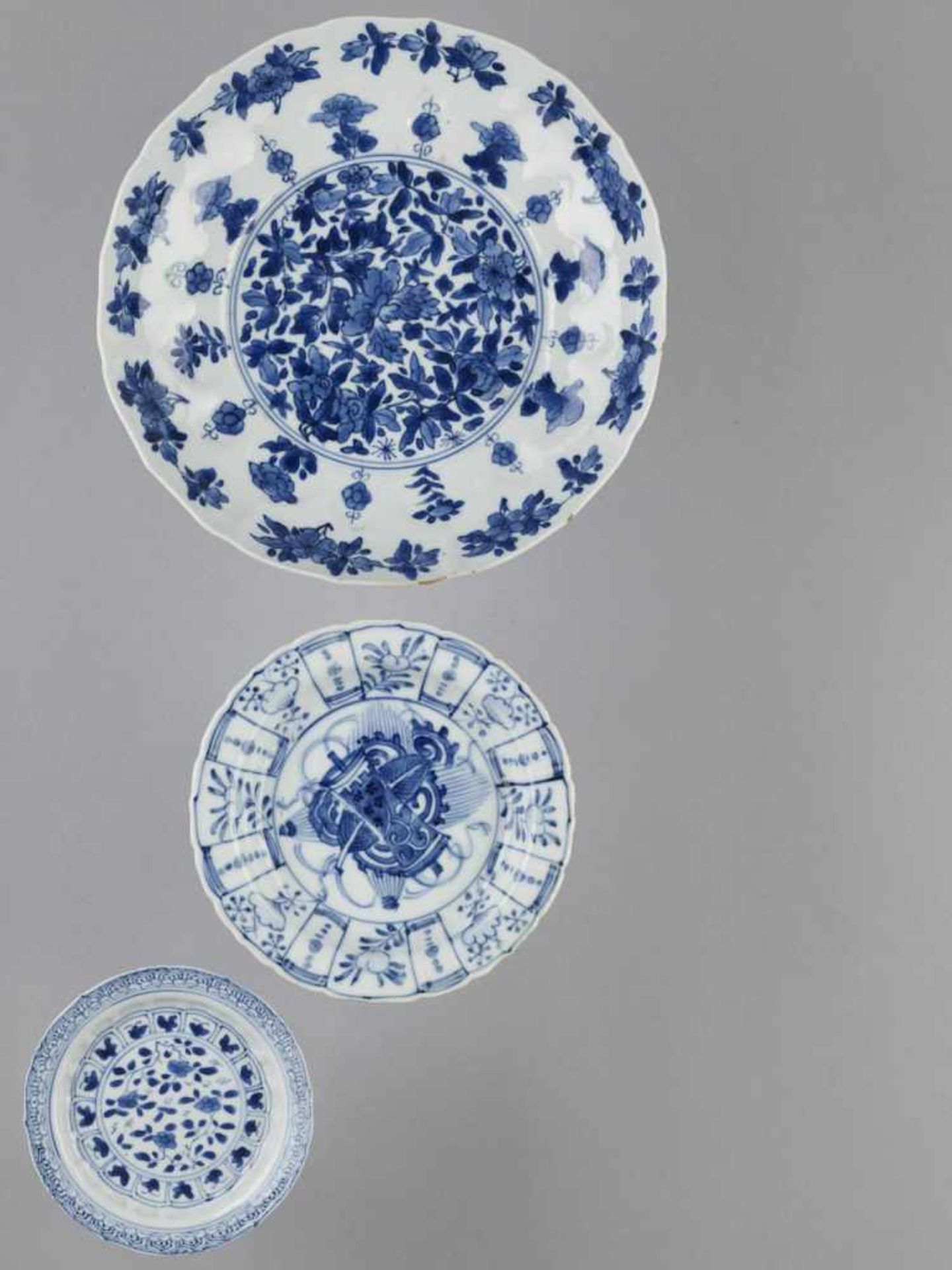 A GROUP OF 13 PORCELAIN PLATES - Image 8 of 9