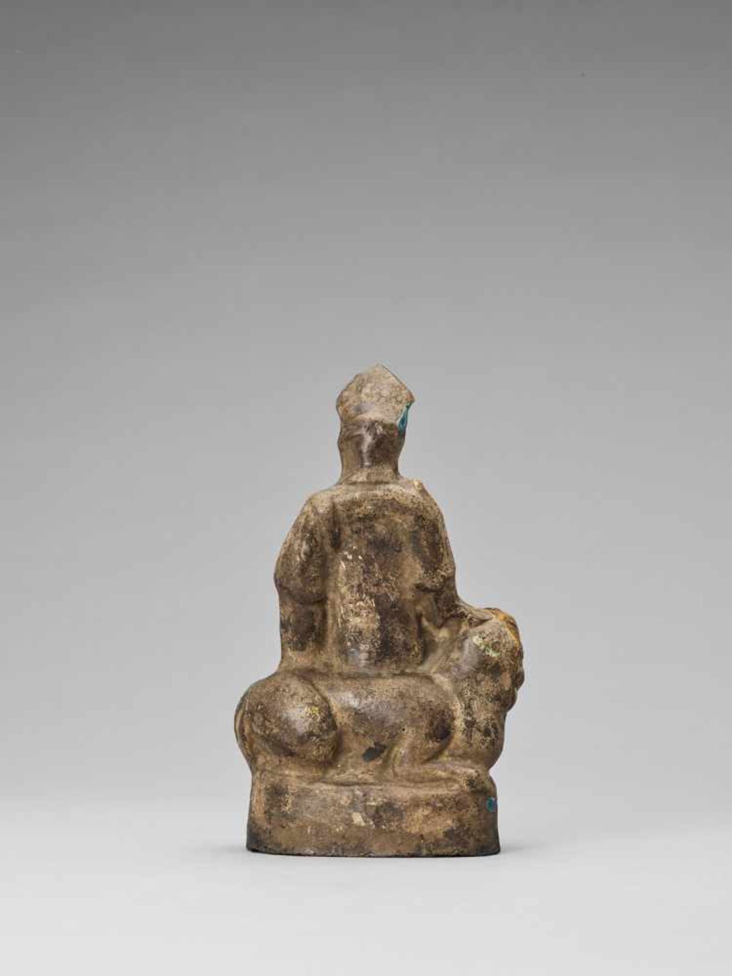 A FAHUA GLAZED POTTERY FIGURE OF GUANYIN, 17th CENTURY - Bild 4 aus 6