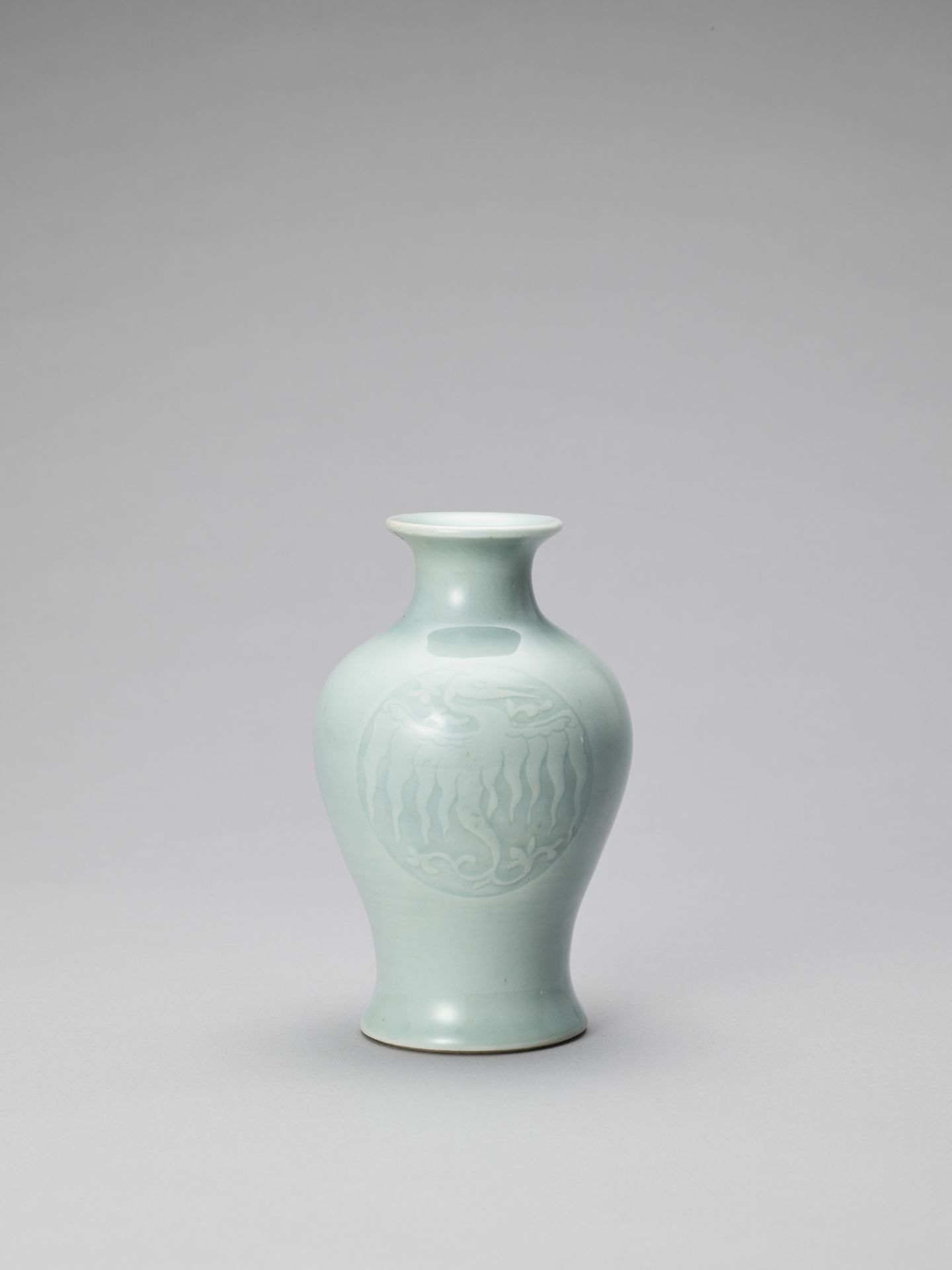 A CARVED CELADON PORCELAIN ‘PHOENIX’ VASE, LATE QING TO REPUBLIC <br