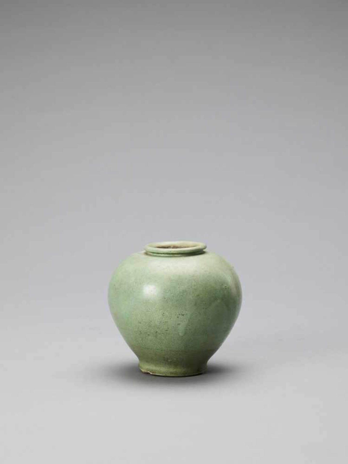 A LIME GREEN-GLAZED POTTERY JAR, TANG - Image 4 of 6