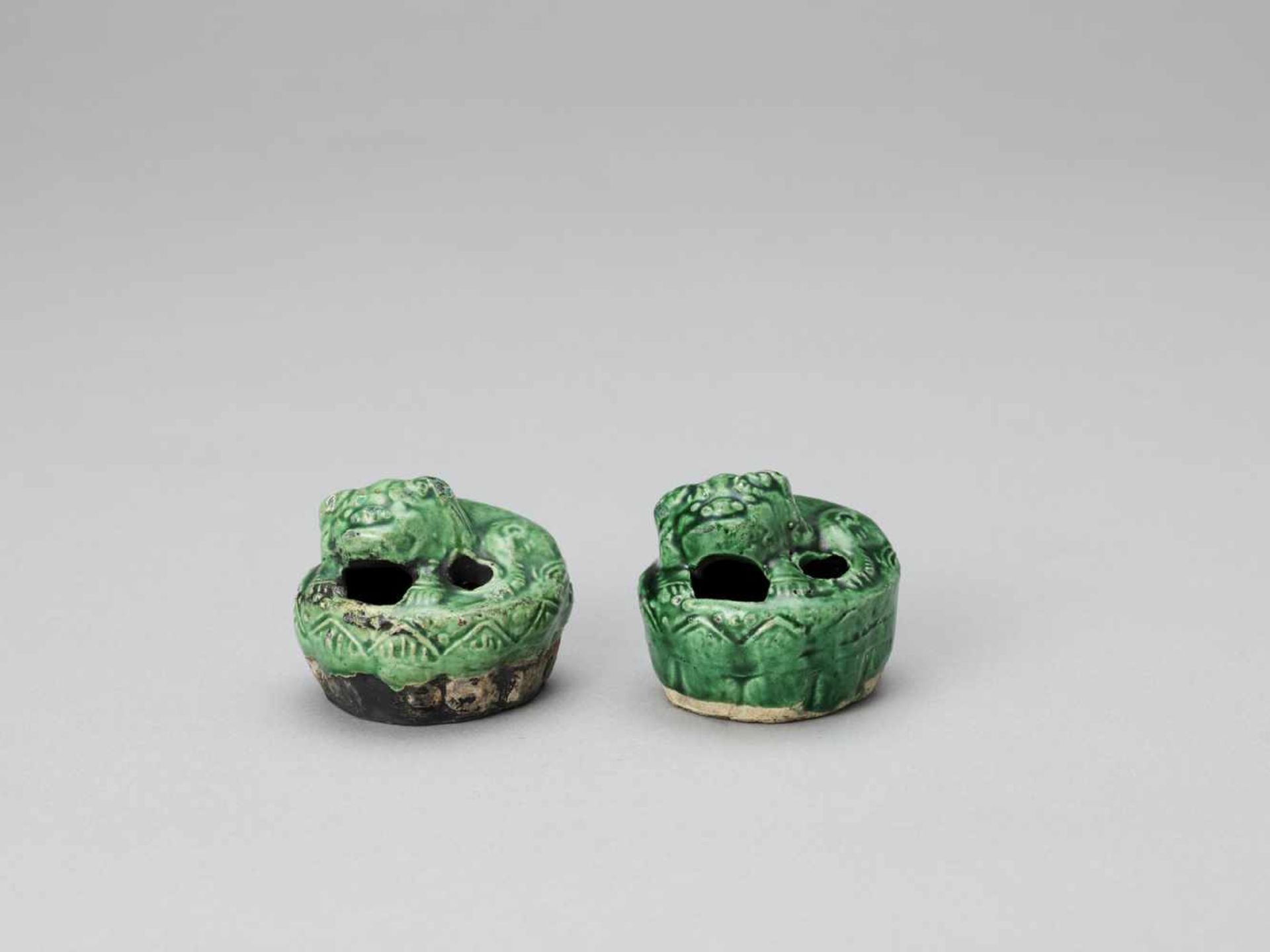 A PAIR OF EMERALD GREEN GLAZED POTTERY BUDDHIST LION WATER DROPPERS, KANGXI - Bild 3 aus 9