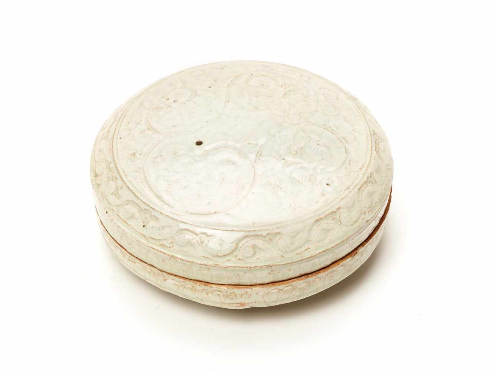 A QINGBAI MOLDED CERAMIC BOX AND COVER, SONG TO MING DYNASTY - Image 5 of 5