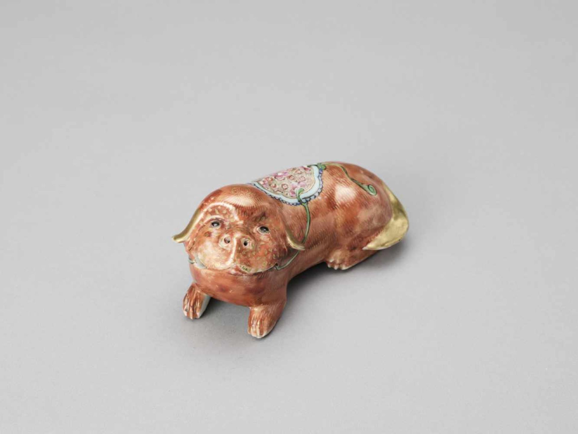 A FAMILLE ROSE PORCELAIN DOG, QING - Bild 6 aus 7