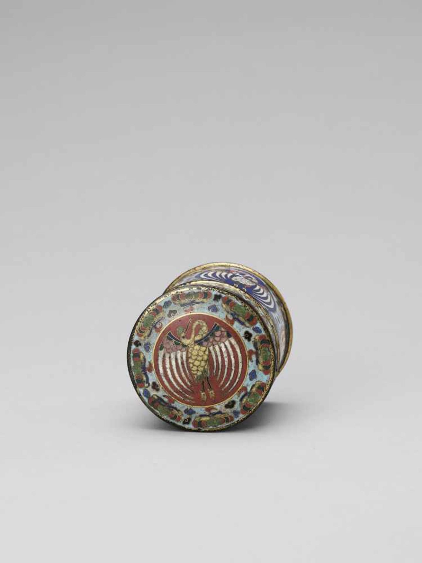 A CLOISONNÉ AND GILT ENAMEL CYLINDRICAL BOX AND COVER, QING < - Bild 5 aus 7