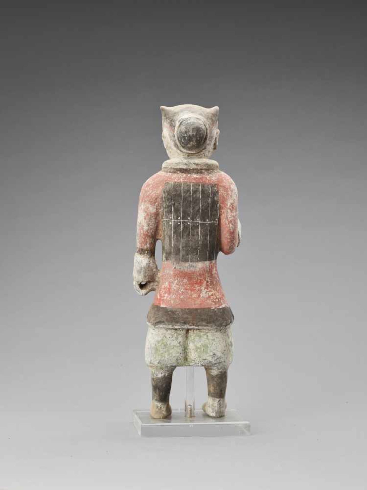 A TERRACOTTA FIGURE OF A GUARDIAN, HAN - Bild 4 aus 7