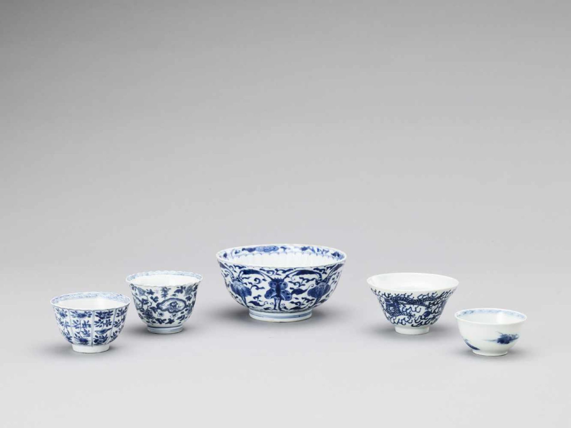 A GROUP OF FIVE BLUE AND WHITE PORCELAIN BOWLS - Image 3 of 10