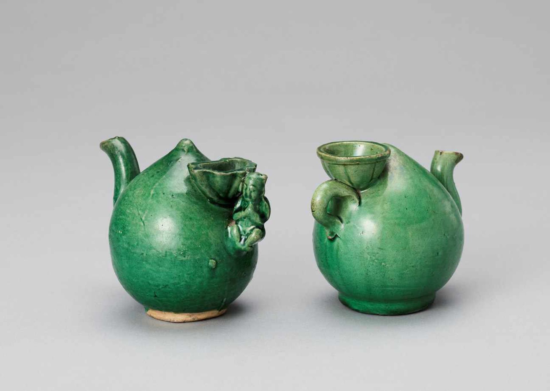 A PAIR OF EMERALD GREEN GLAZED POTTERY PEACH FORM WATER DROPPERS, KANGXI - Image 5 of 8