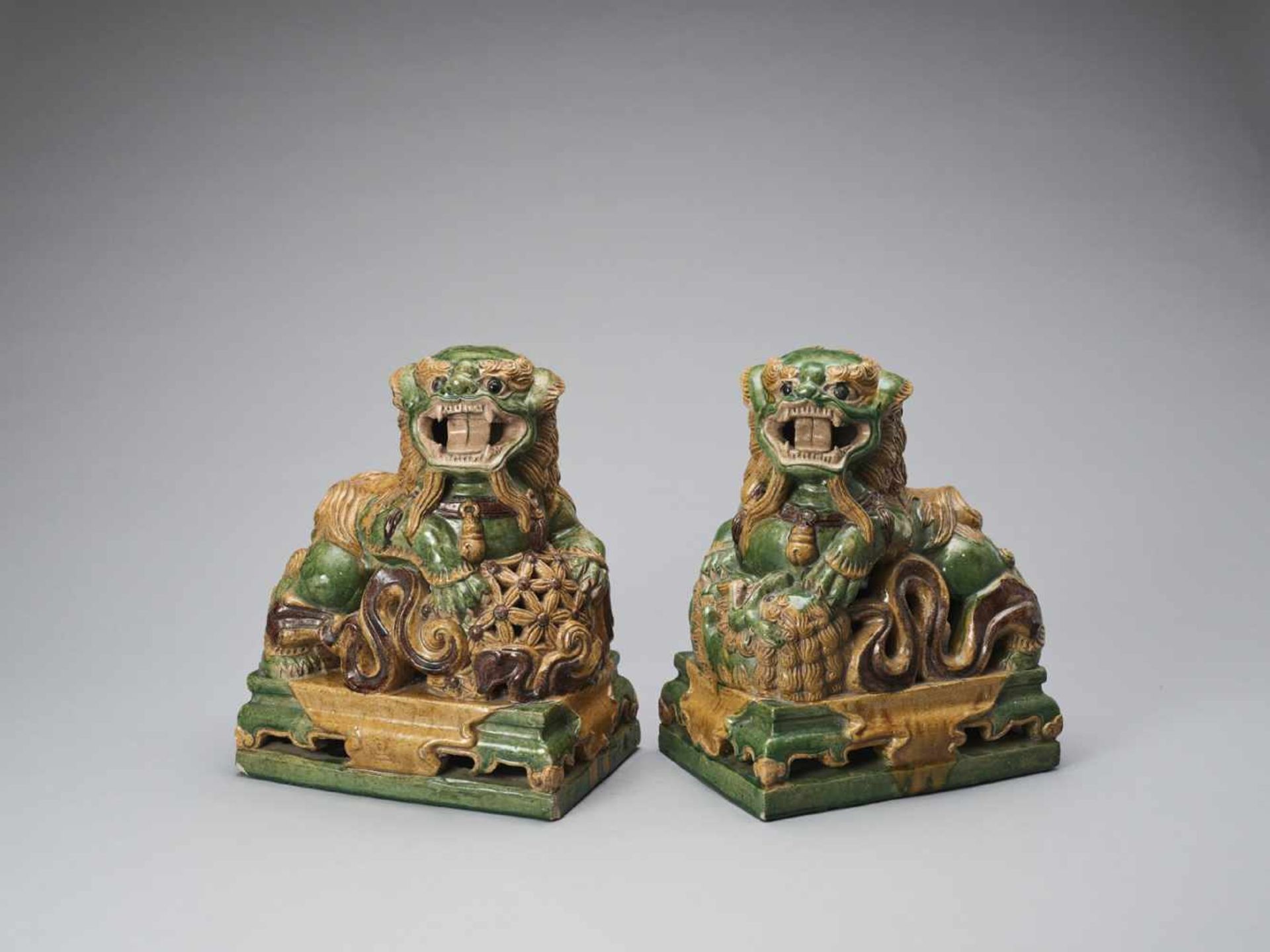 A PAIR OF RETICULATED SANCAI GLAZED POTTERY BUDDHIST LIONS, LATE MING TO EARLIER QING - Bild 2 aus 8