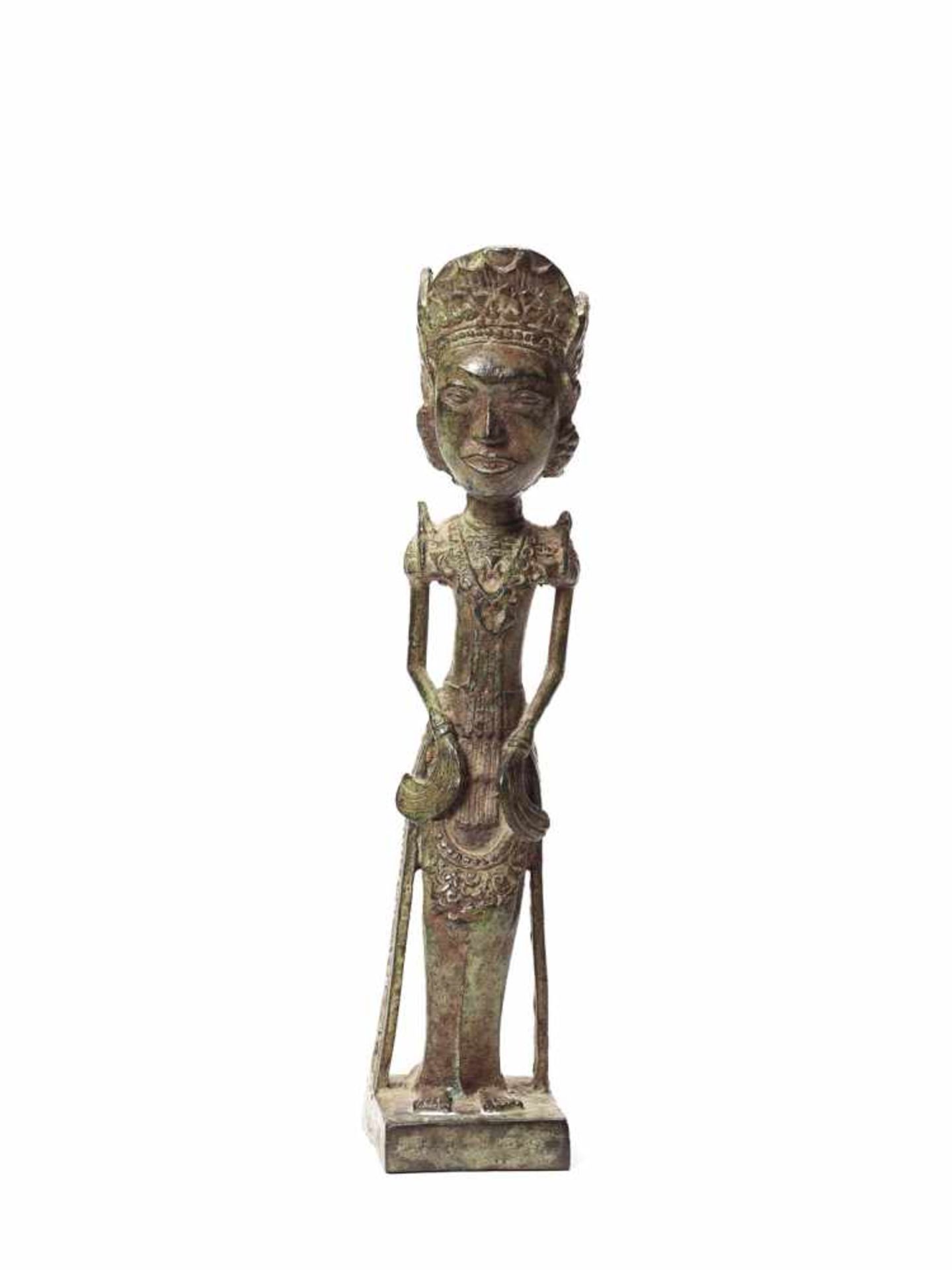 AN UNUSUAL THAI BRONZE FIGURE OF A PRINCESS OR NOBLE WOMAN, EARLY 1900s - Bild 2 aus 4