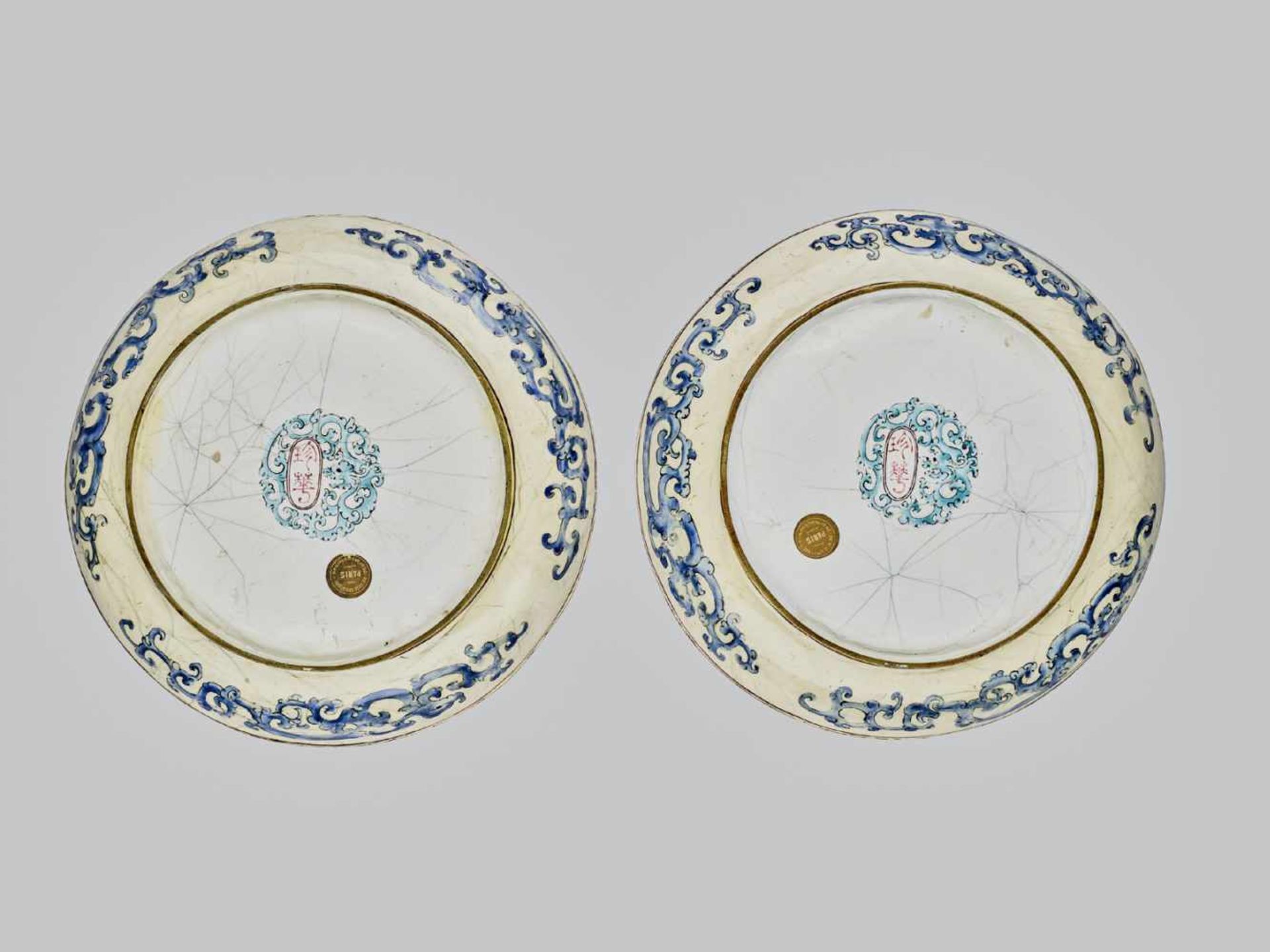 A PAIR OF CANTON ENAMEL PLATES WITH COURT SCENES, QING - Bild 2 aus 6