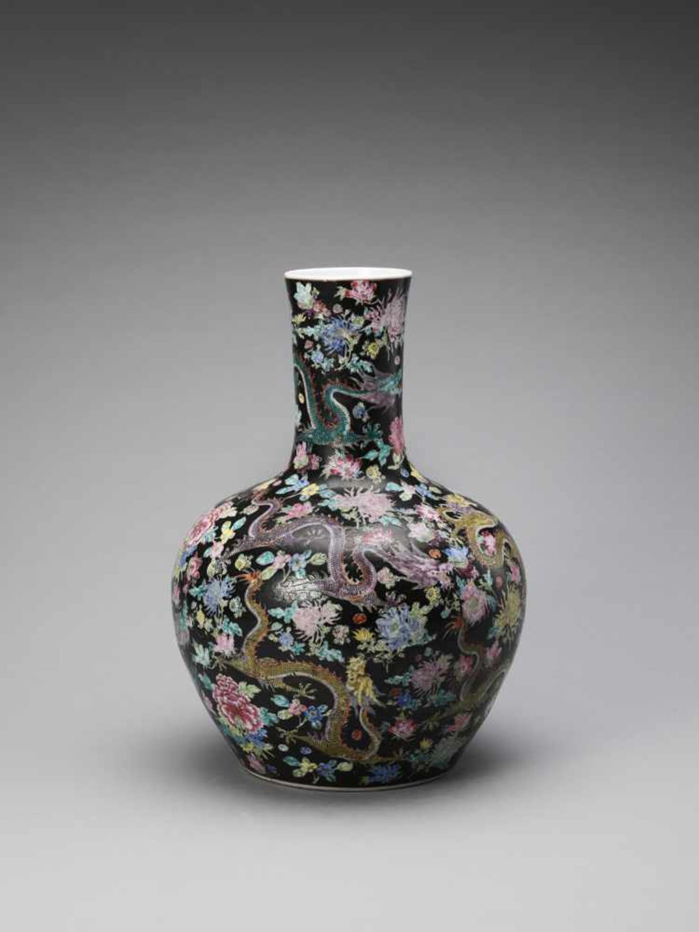 A BLACK-GROUND FAMILLE ROSE VASE, TIANQIUPING - Bild 4 aus 7