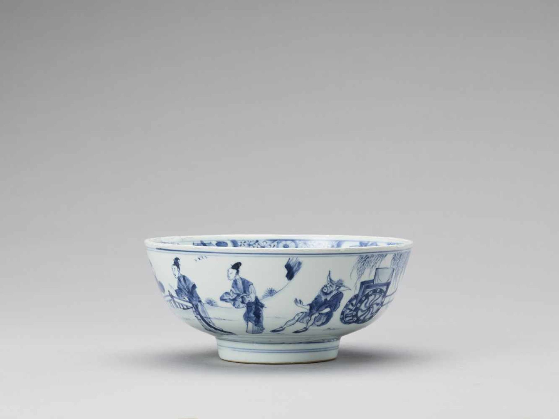 A BLUE AND WHITE PORCELAIN ‘ROMANCE OF THE WESTERN CHAMBER’ BOWL, KANGXI <br - Image 2 of 9