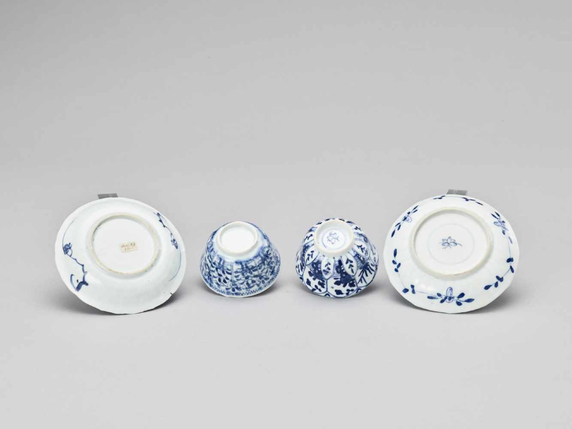 A PAIR OF BLUE AND WHITE PORCELAIN CUPS WITH MATCHING PLATES, KANGXI - Bild 6 aus 9