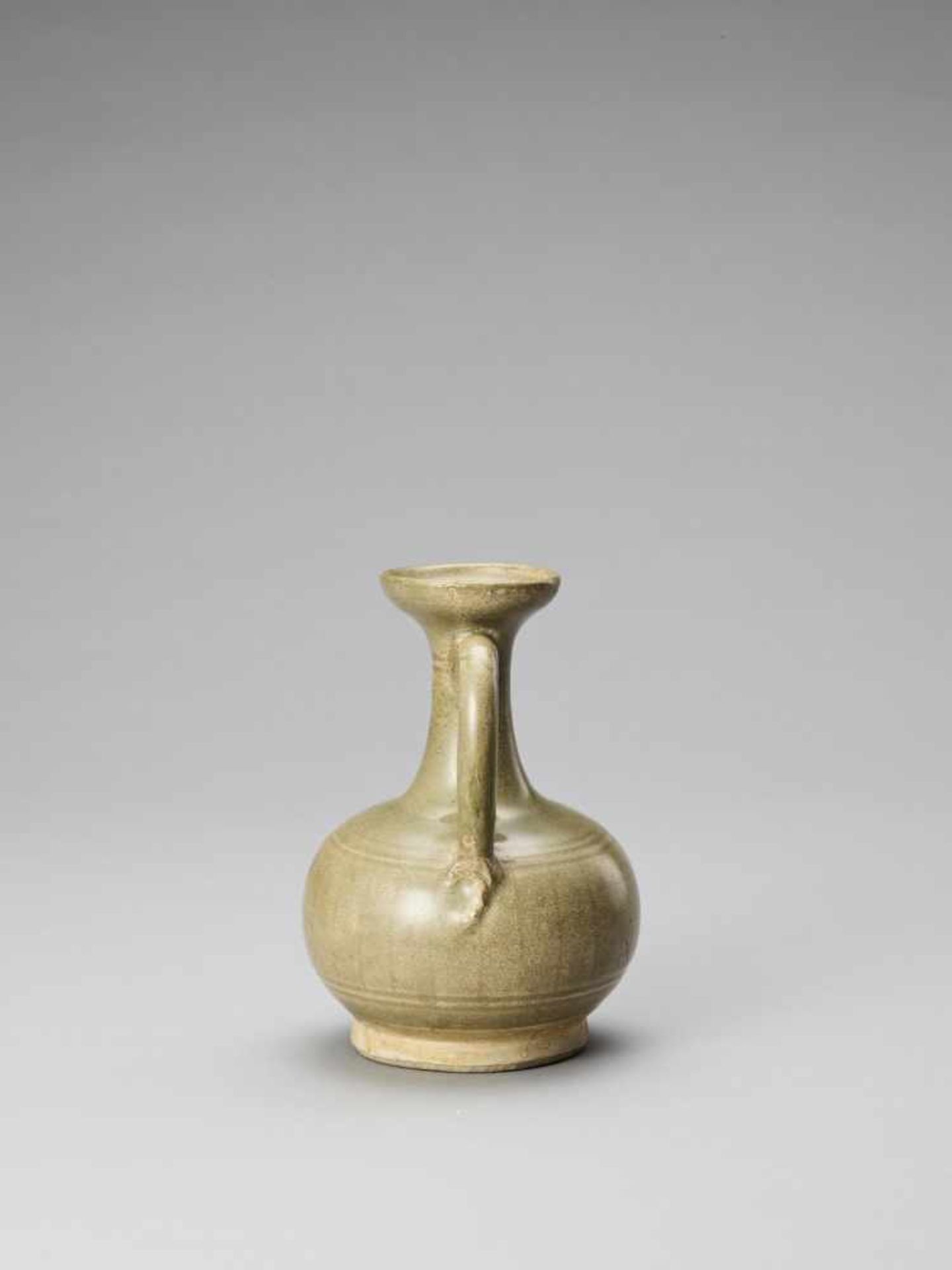 A CELADON GLAZED POTTERY EWER, TANG OR LIAO - Bild 5 aus 8