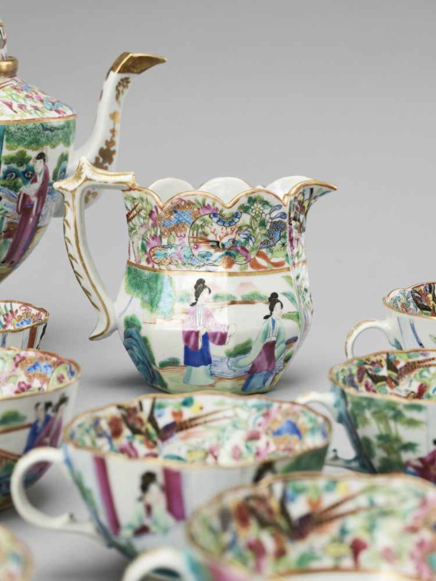 A CANTON EXPORT FAMILLE ROSE AND GILT PORCELAIN TEA SERVICE, QING - Bild 2 aus 16