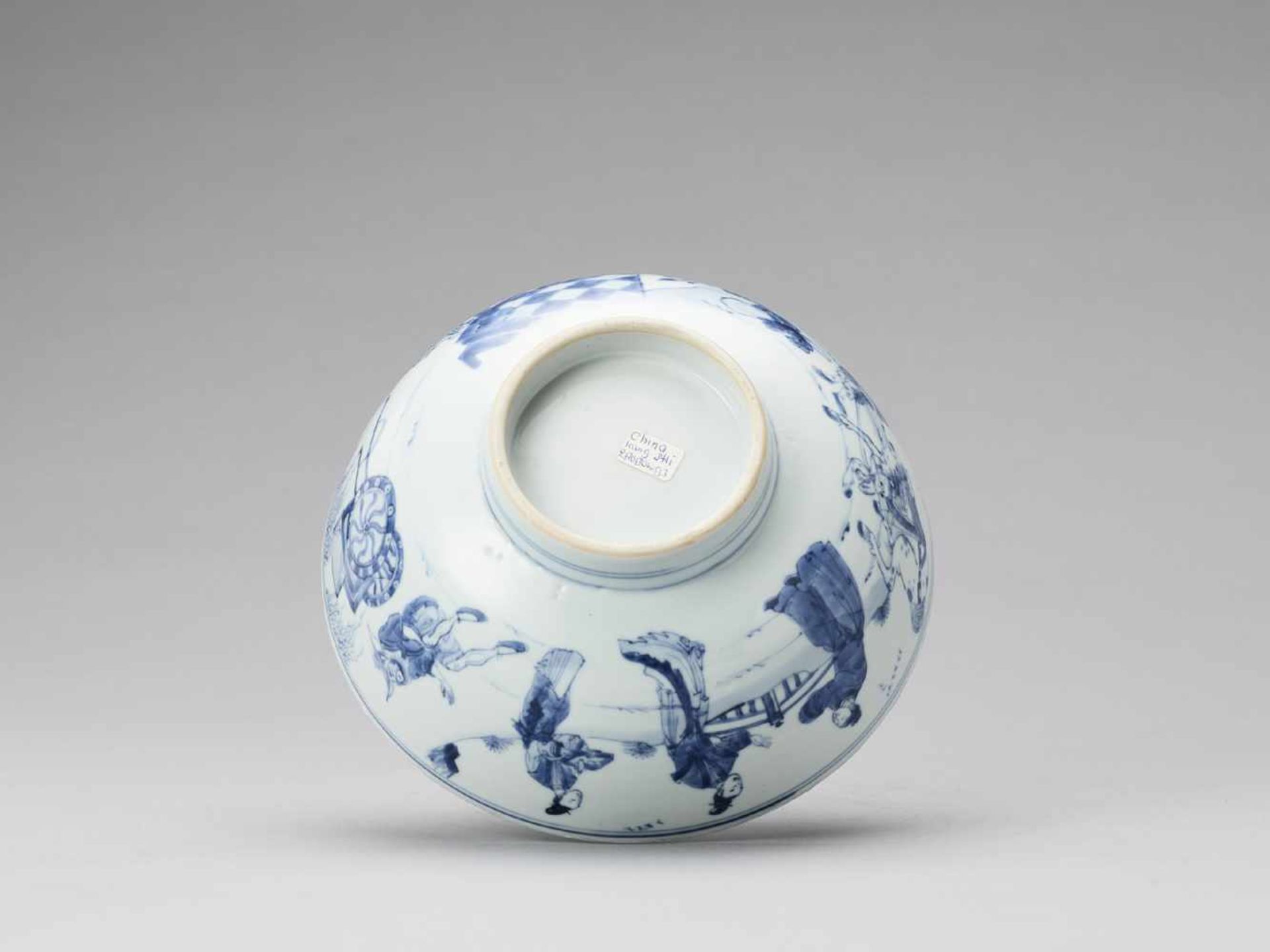 A BLUE AND WHITE PORCELAIN ‘ROMANCE OF THE WESTERN CHAMBER’ BOWL, KANGXI <br - Image 7 of 9