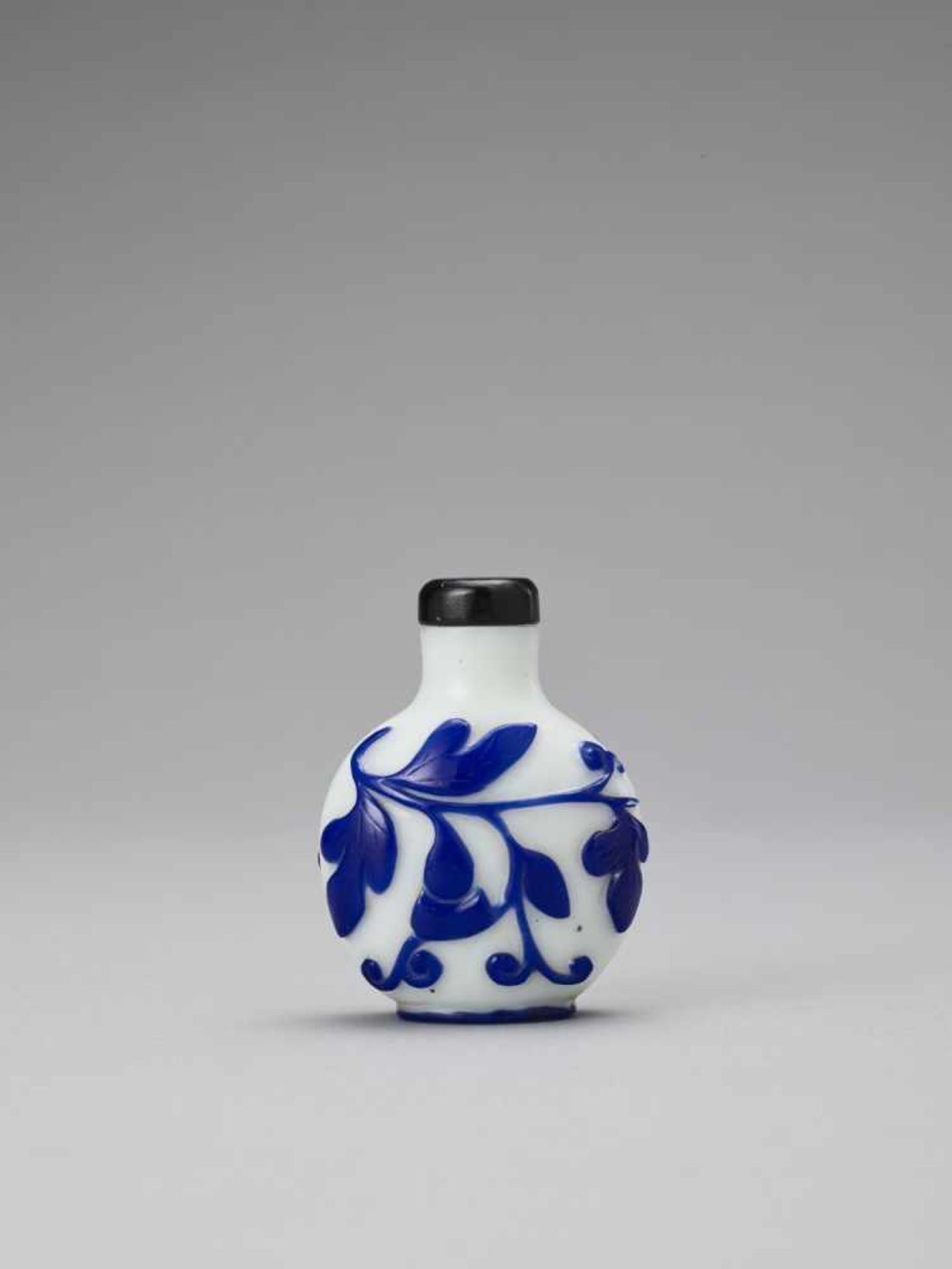 A SAPPHIRE BLUE OVERLAY GLASS SNUFF BOTTLE, QING