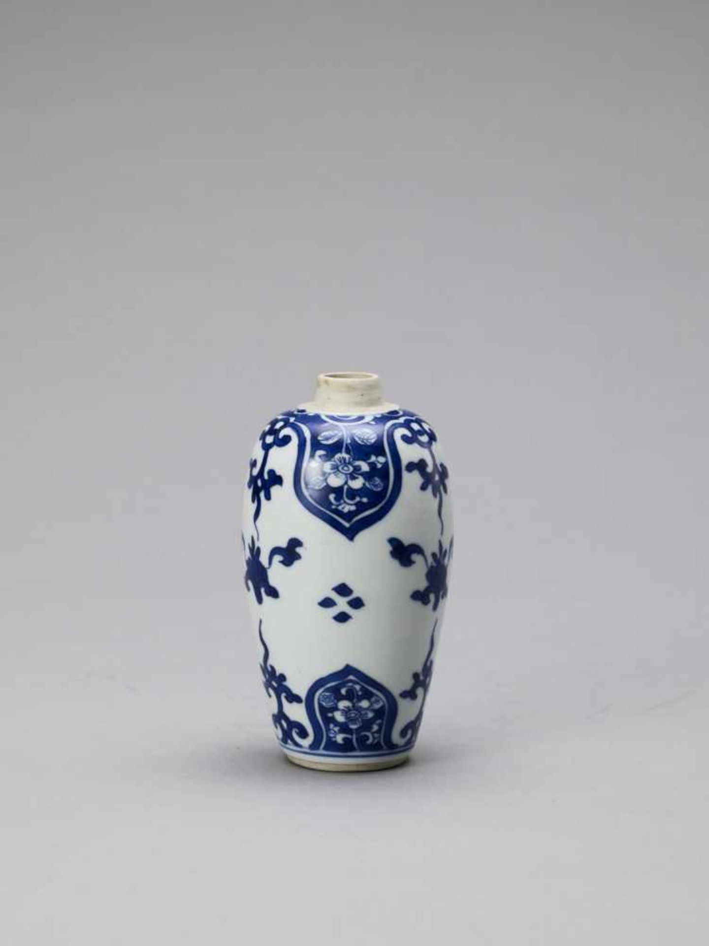 A BLUE AND WHITE PORCELAIN BALUSTER VASE, KANGXI - Bild 2 aus 6