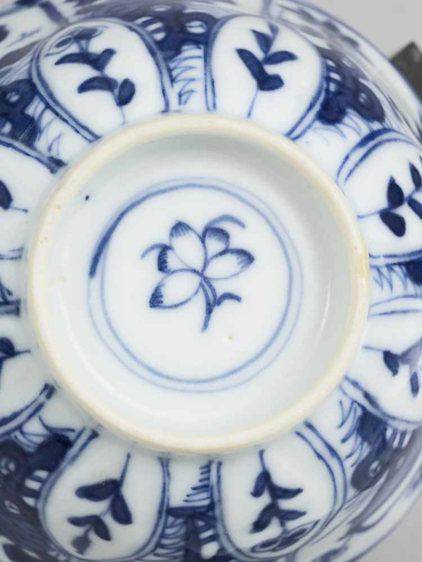 A PAIR OF BLUE AND WHITE PORCELAIN CUPS WITH MATCHING PLATES, KANGXI - Image 8 of 9