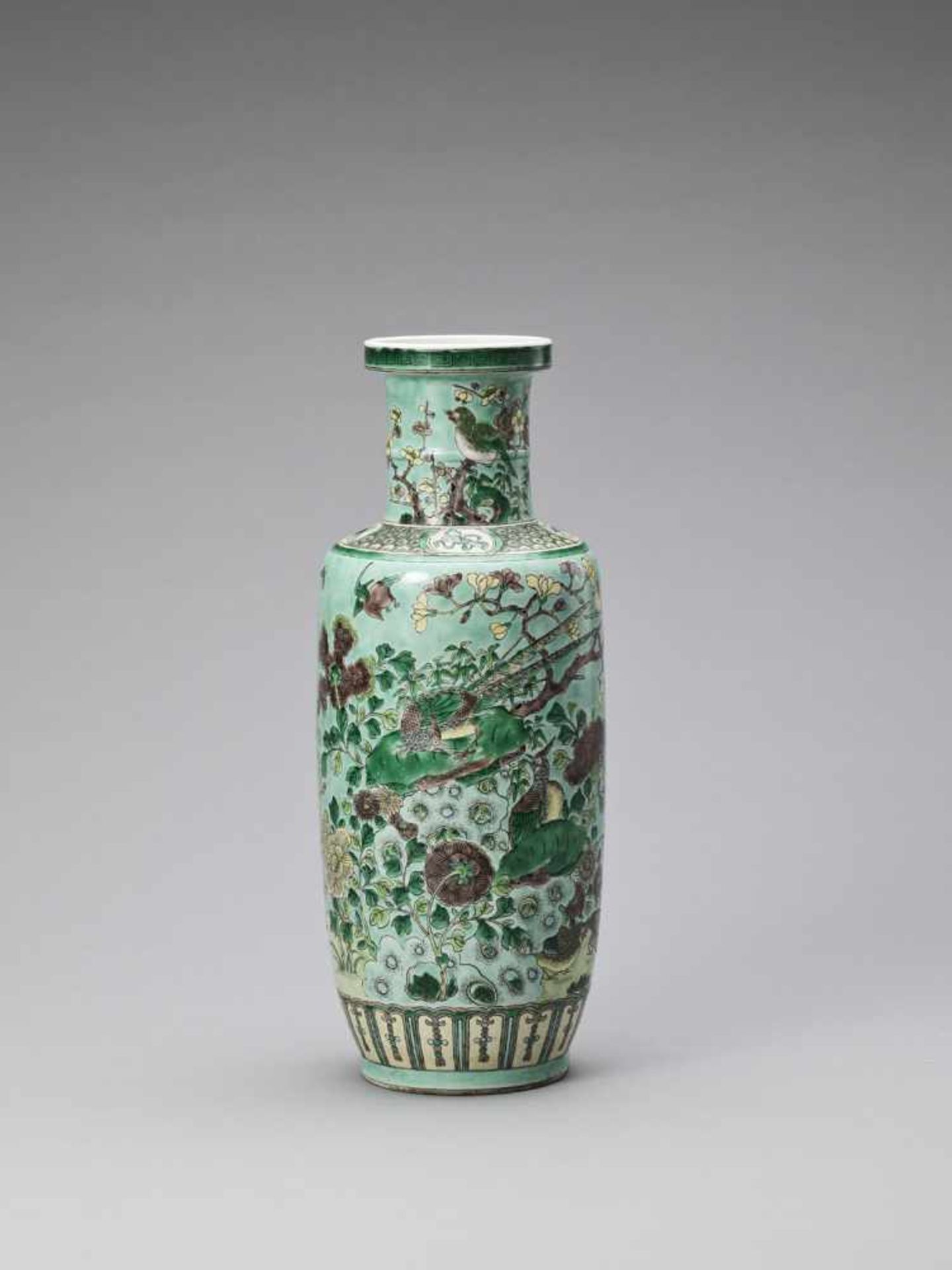 A FAMILLE VERTE ROULEAU VASE, QING