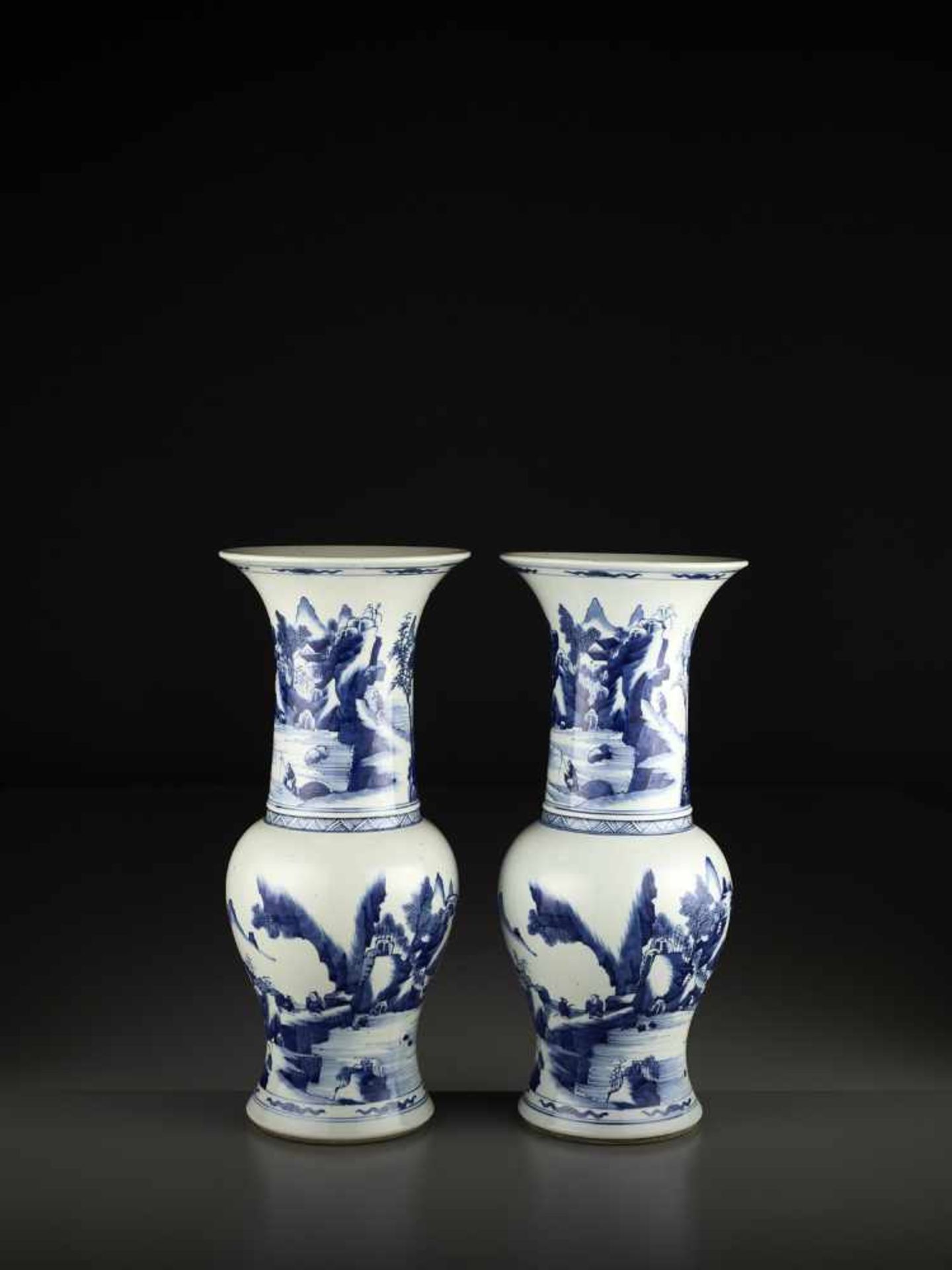 A PAIR OF BLUE AND WHITE YEN YEN VASES, LATE QING OR REPUBLIC - Image 2 of 6