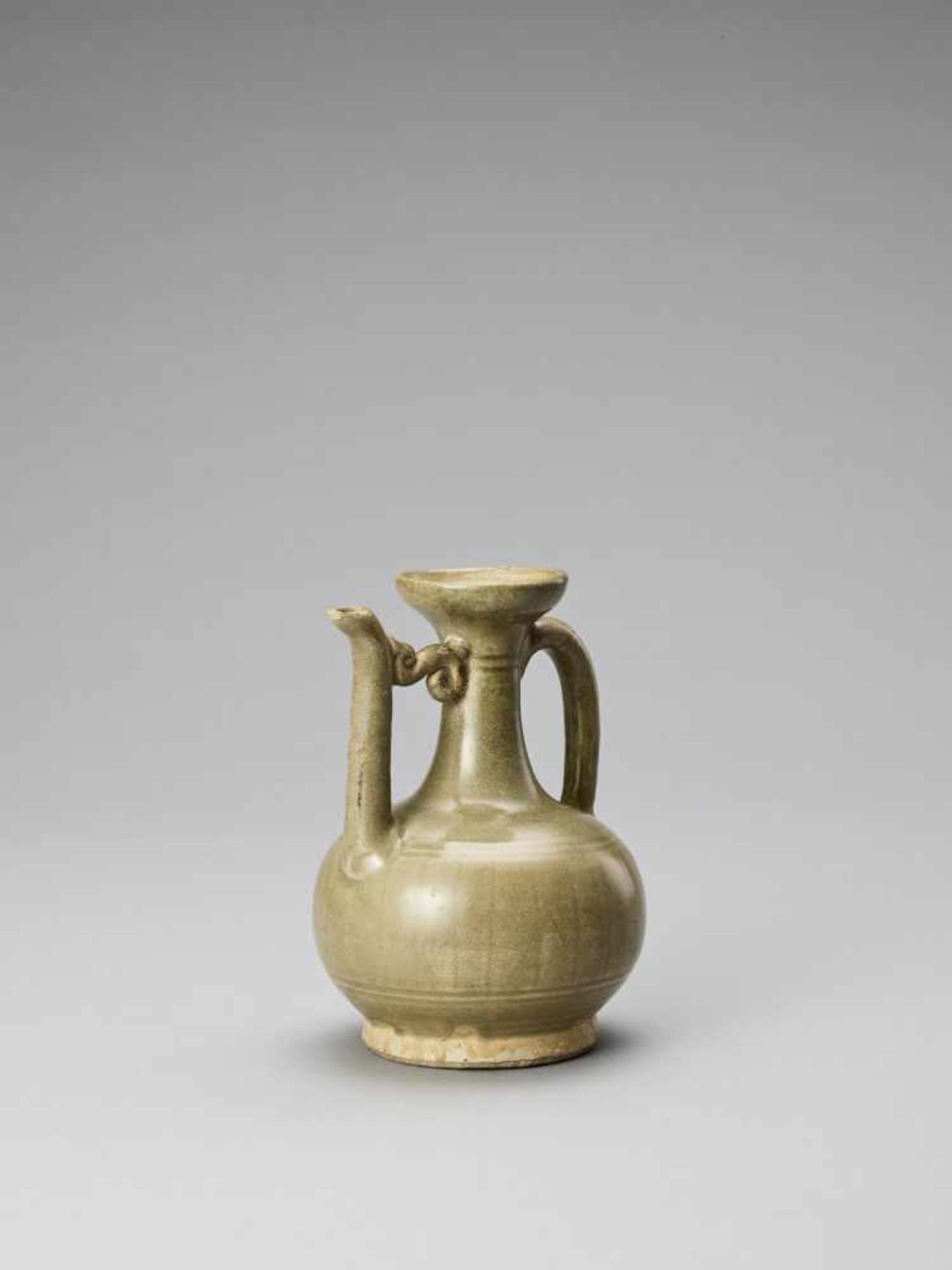 A CELADON GLAZED POTTERY EWER, TANG OR LIAO - Bild 3 aus 8