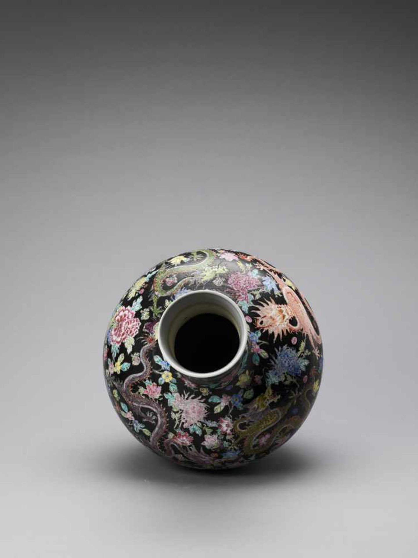 A BLACK-GROUND FAMILLE ROSE VASE, TIANQIUPING - Bild 5 aus 7