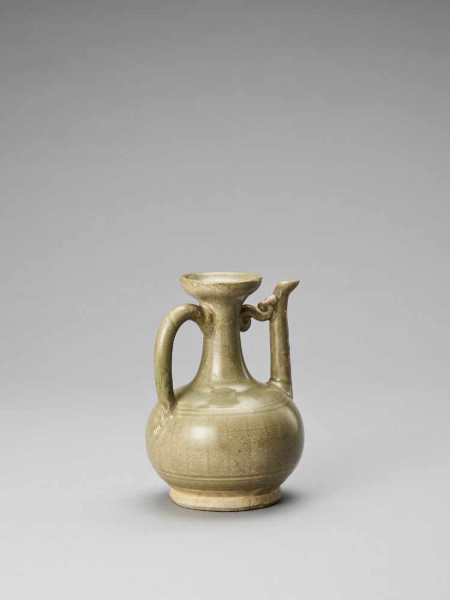 A CELADON GLAZED POTTERY EWER, TANG OR LIAO - Bild 6 aus 8